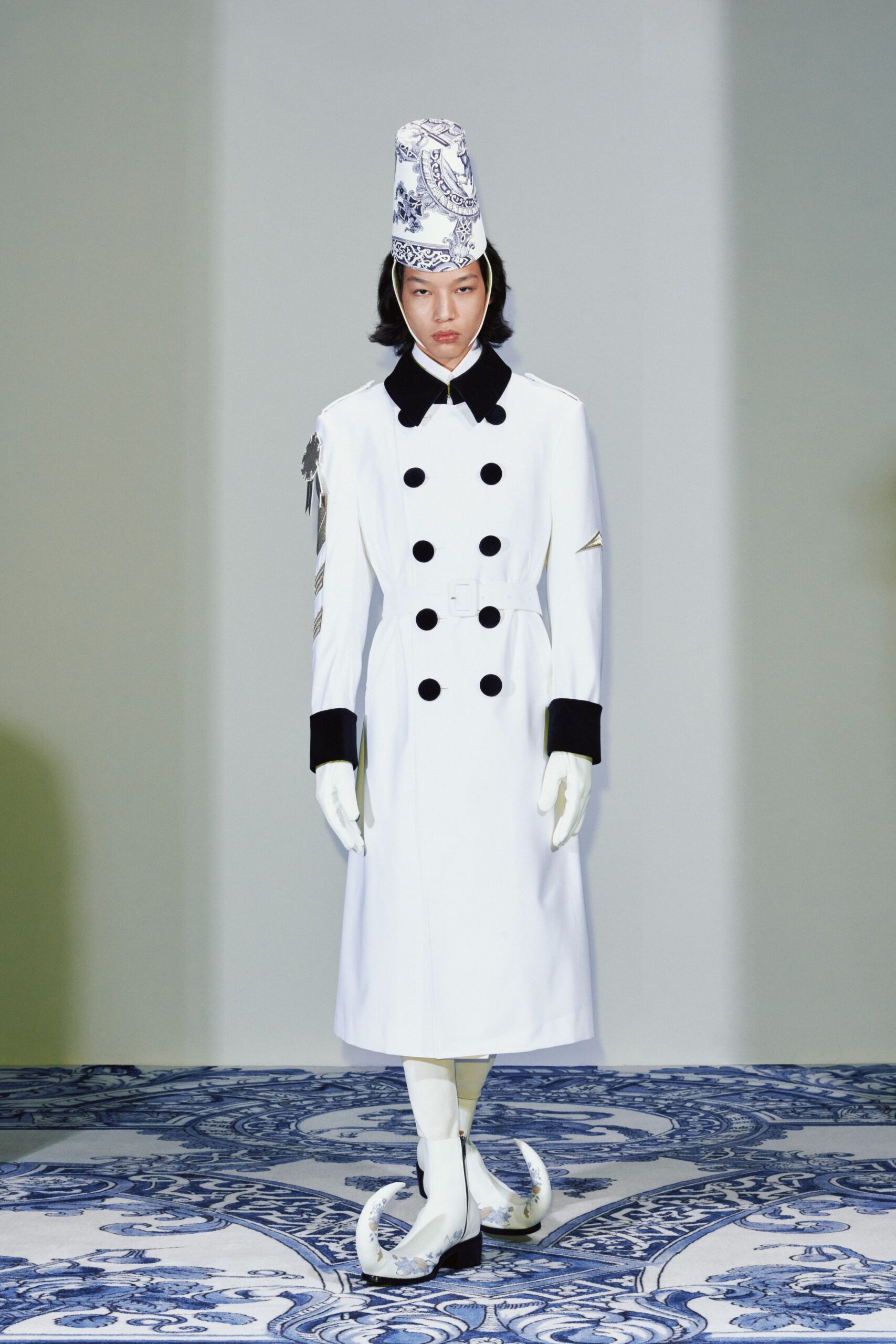 white cotton long-sleeve collared fitted buttoned coat