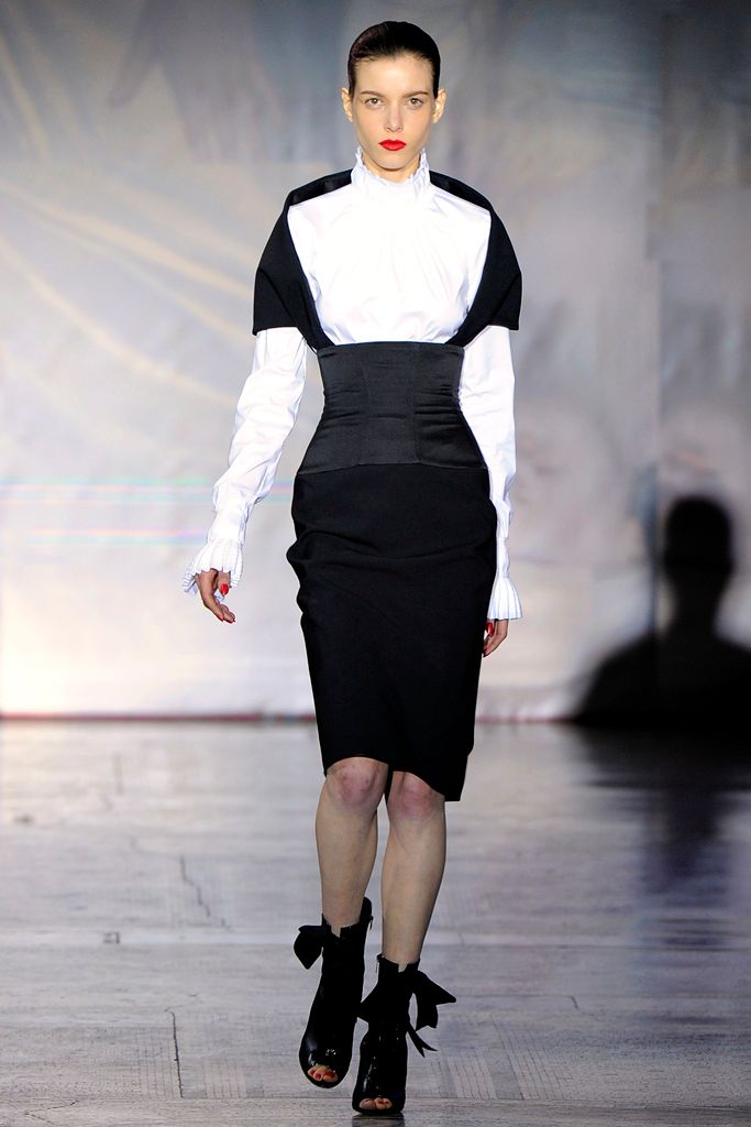 Giles Deacon Fall 2011 Ready-to-Wear