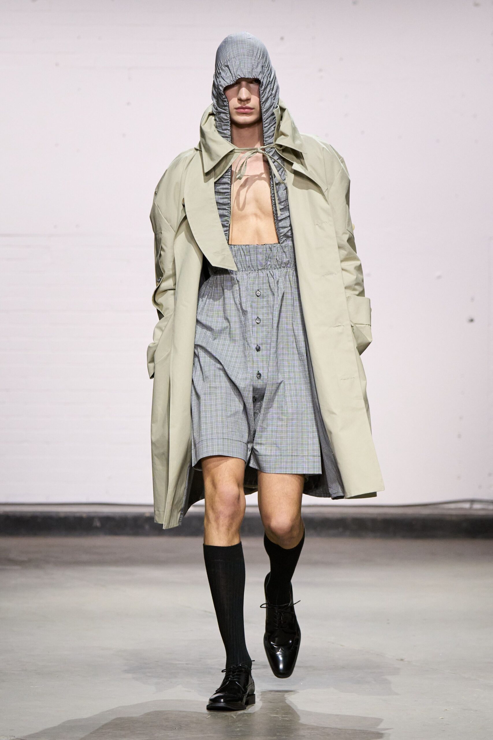 gray cotton collared fitted buttoned short shorts