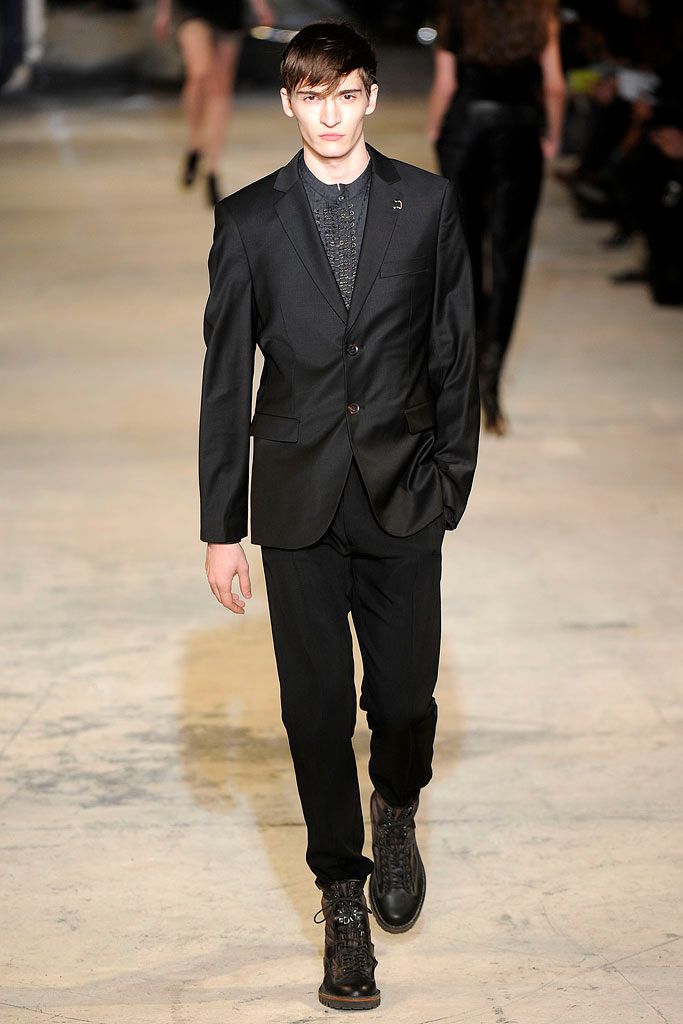 black tailored single-breasted blazer
