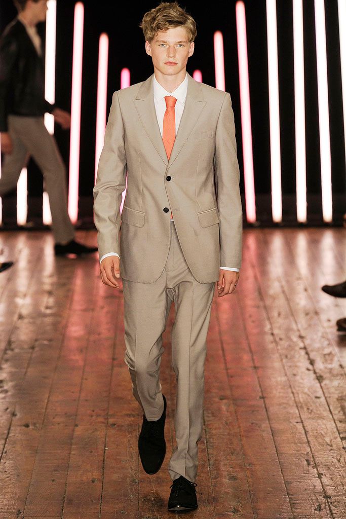 beige tailored single-breasted blazer