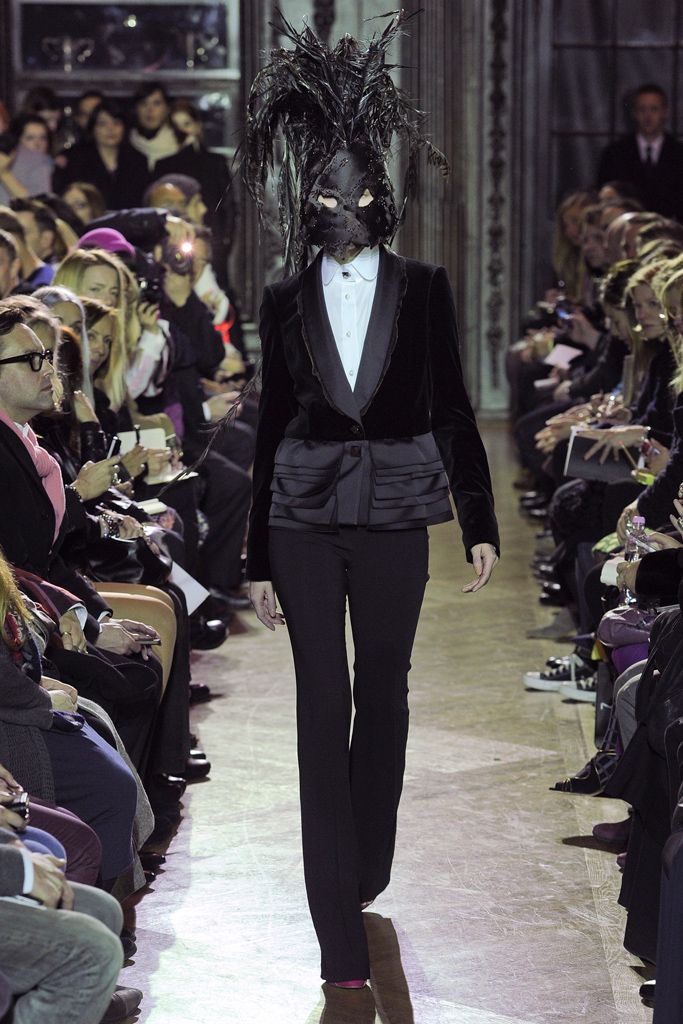Giles Deacon Fall 2012 Ready-to-Wear