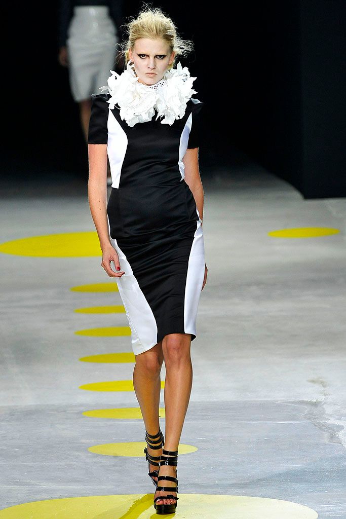 Giles Deacon Spring 2009 Ready-to-Wear