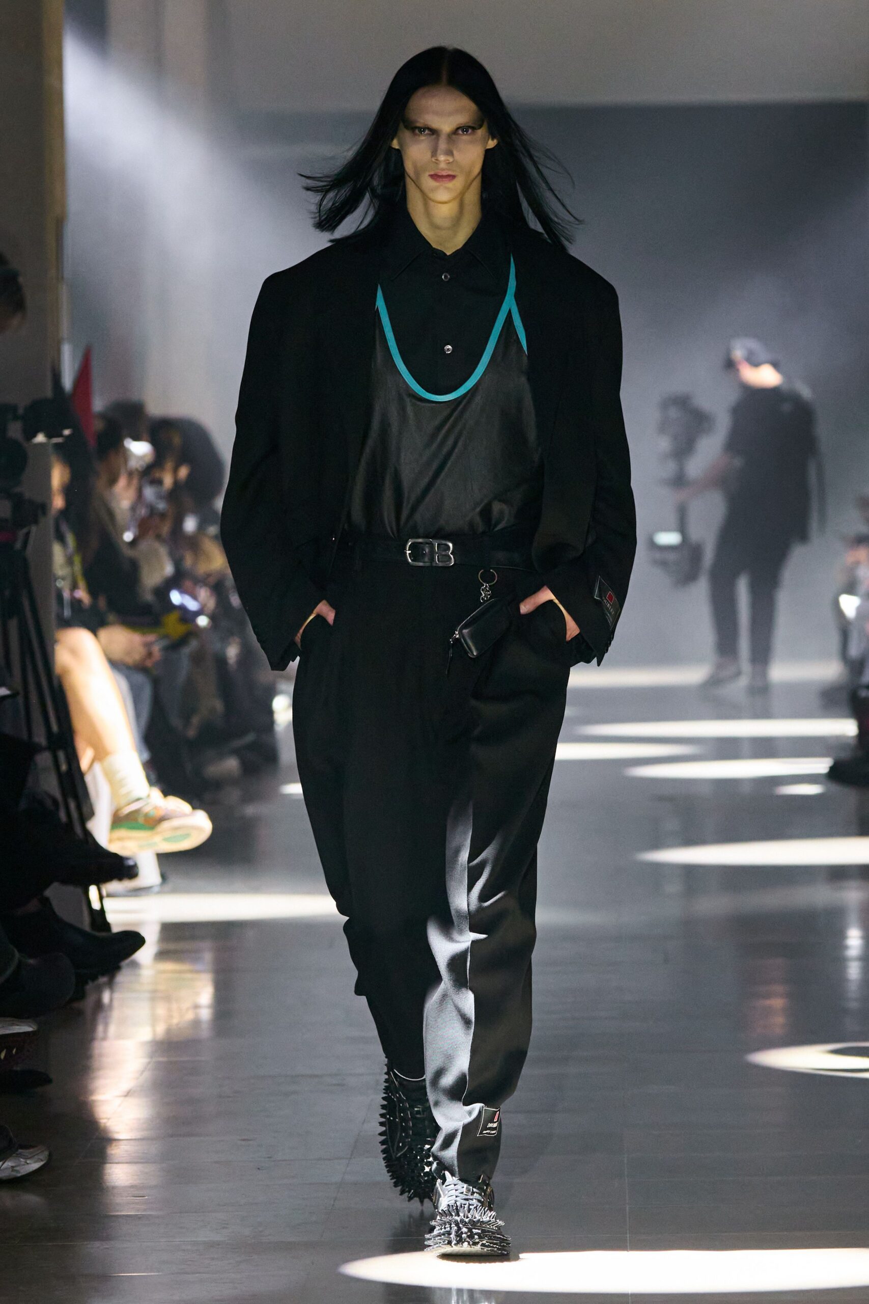 black long-sleeve collared relaxed buttoned blazer
