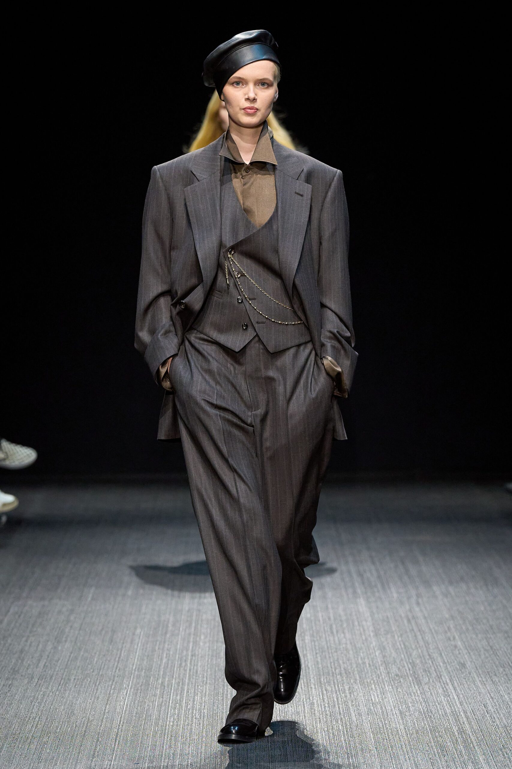 gray wool long-sleeve collared tailored buttoned pleated suit