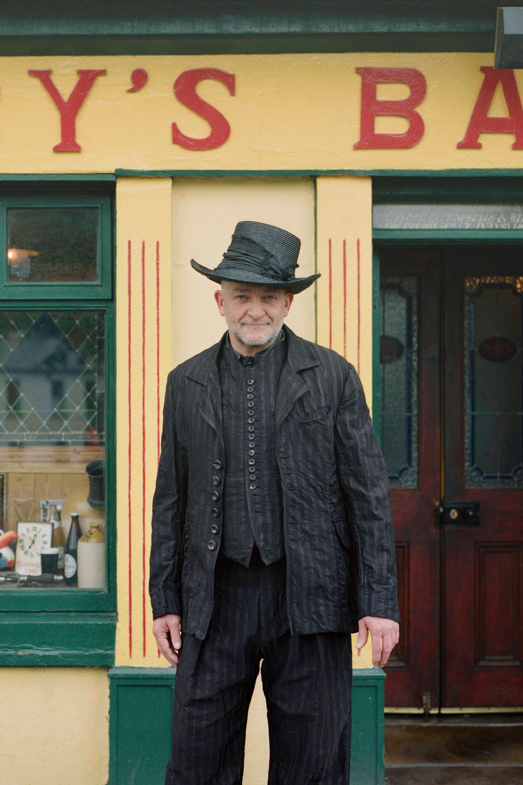 black cotton long-sleeve collared fitted pleated suit