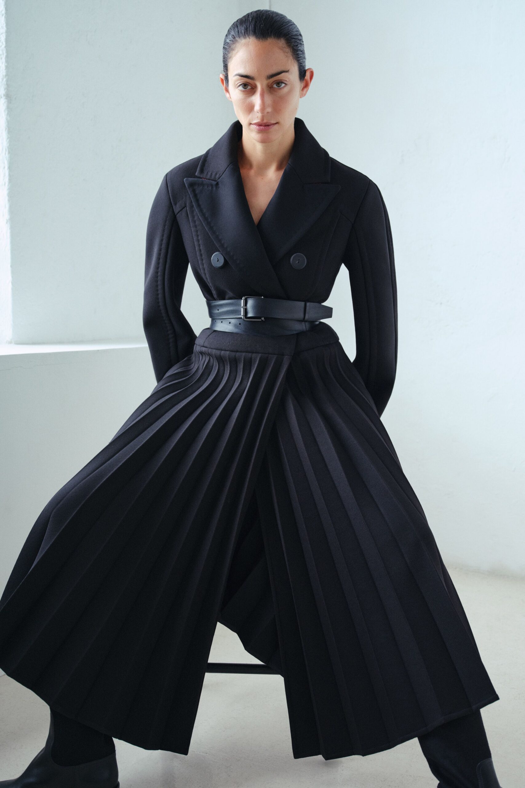 black wool long-sleeve collared fitted pleated belted coat
