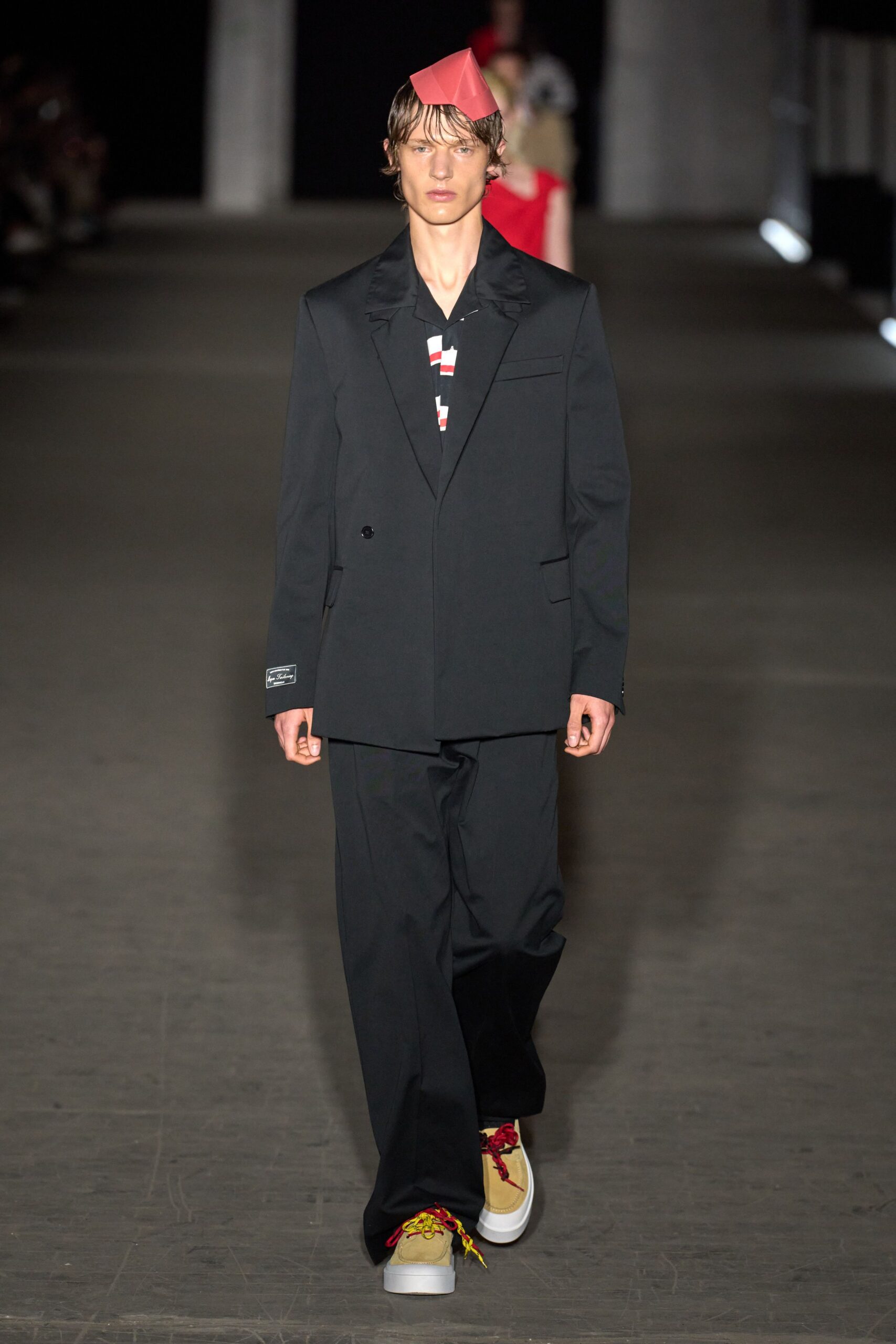 black long-sleeve collared relaxed buttoned suit