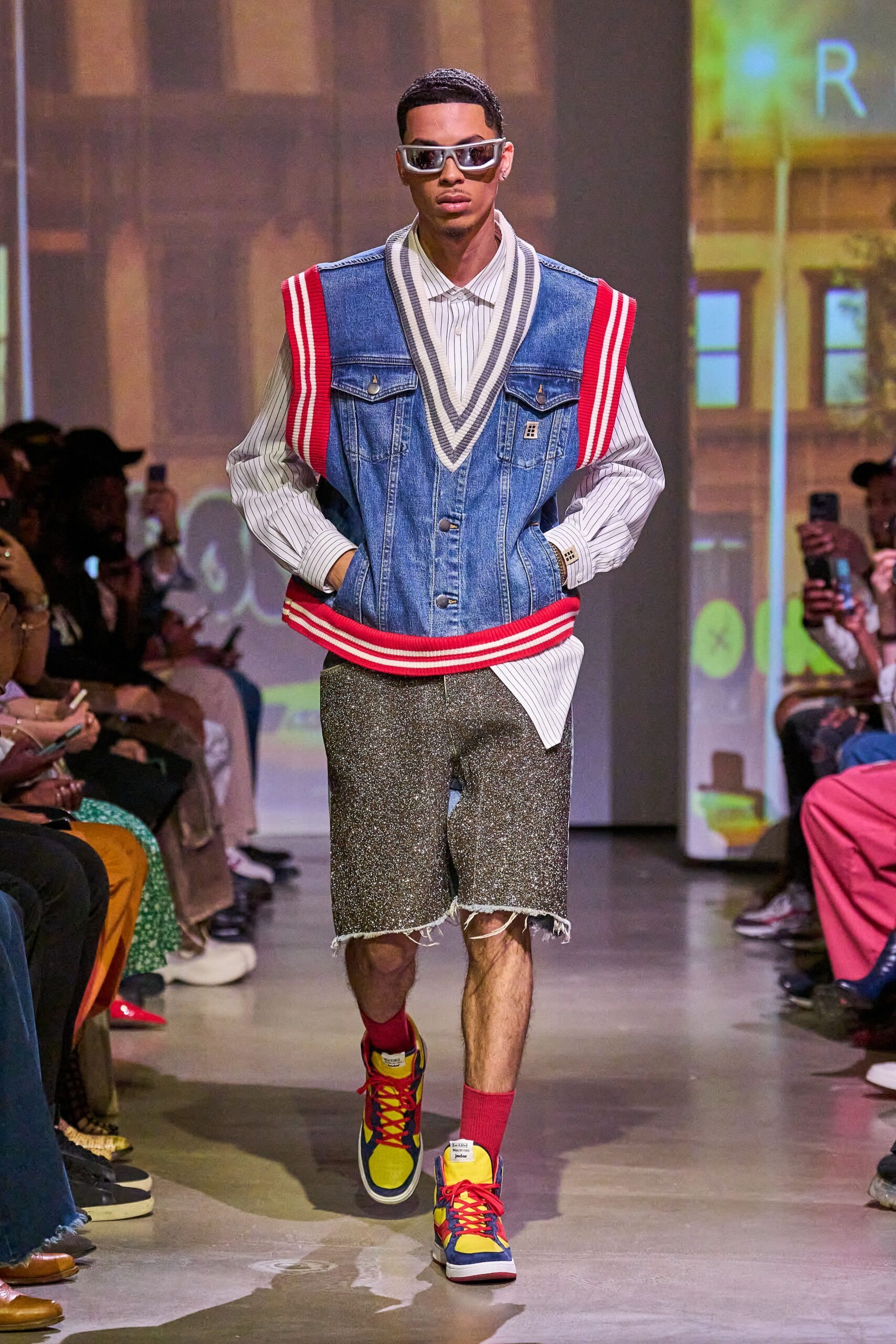 blue denim sleeveless collared relaxed buttoned vest