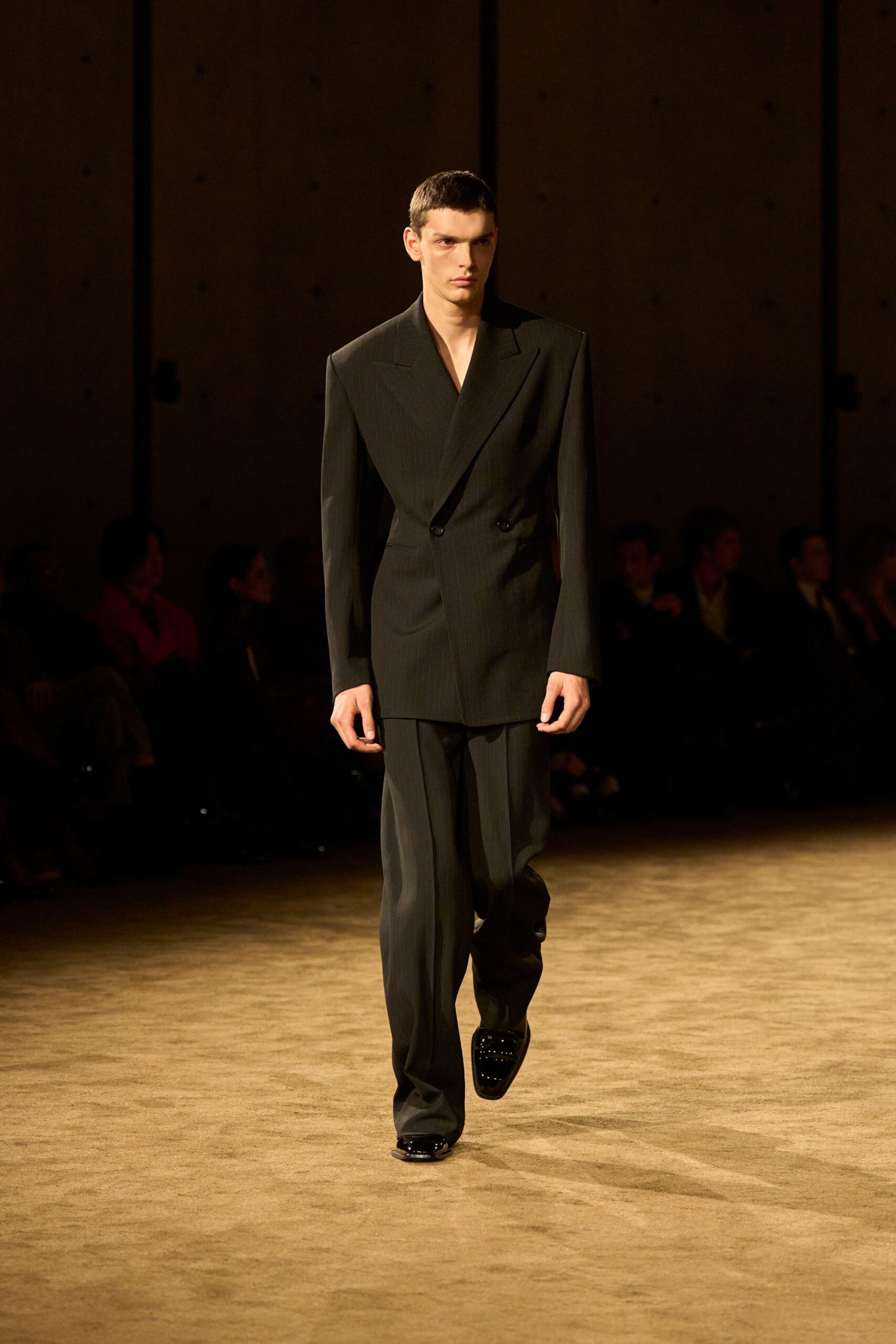 black wool long-sleeve collared tailored buttoned pleated suit