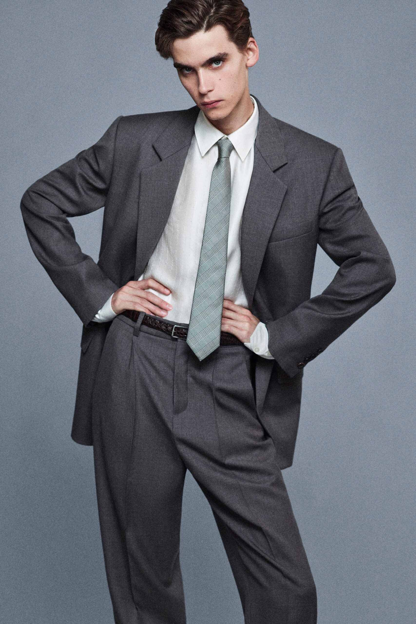 gray long-sleeve collared tailored buttoned suit