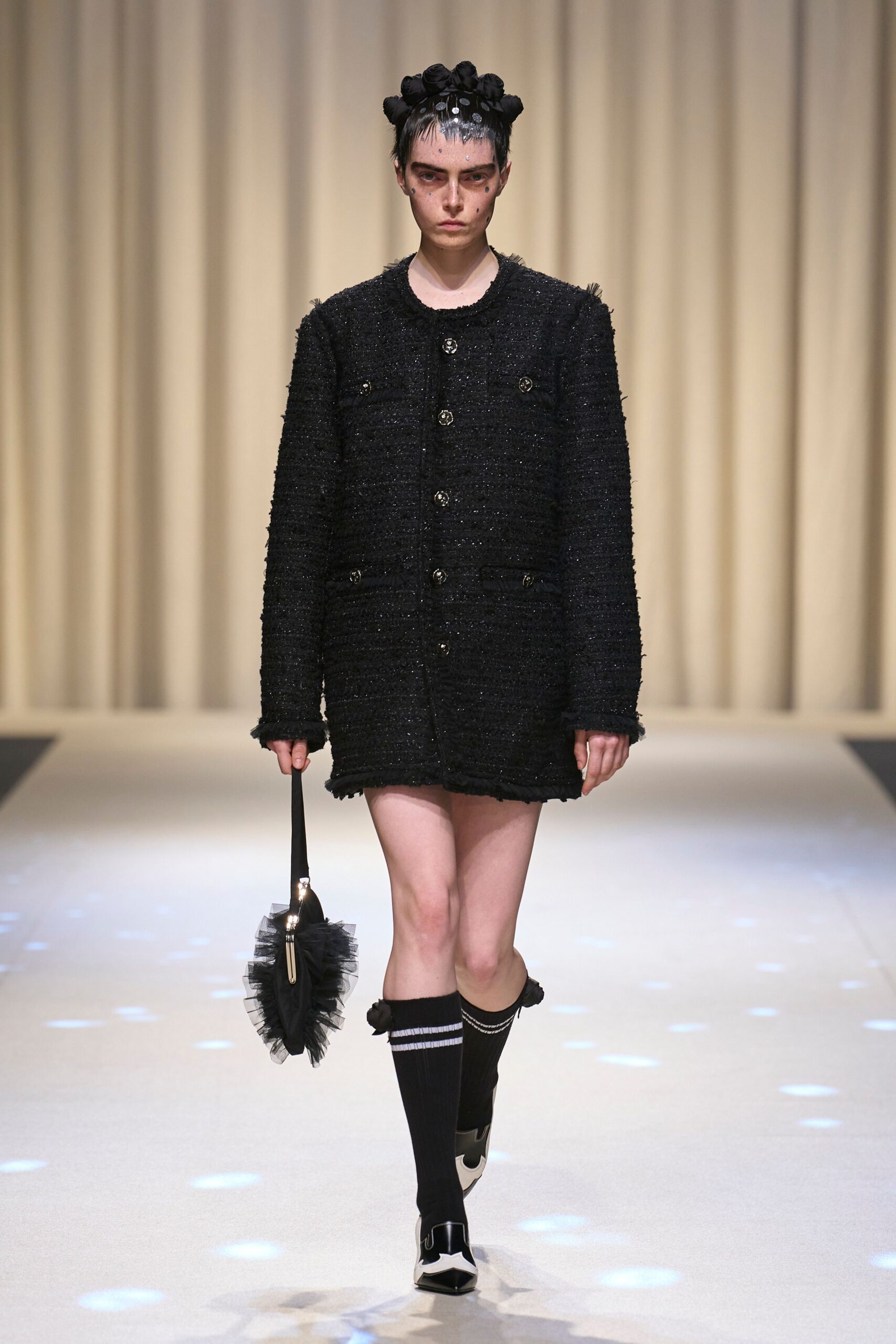 black tweed long-sleeve collared relaxed buttoned short jacket