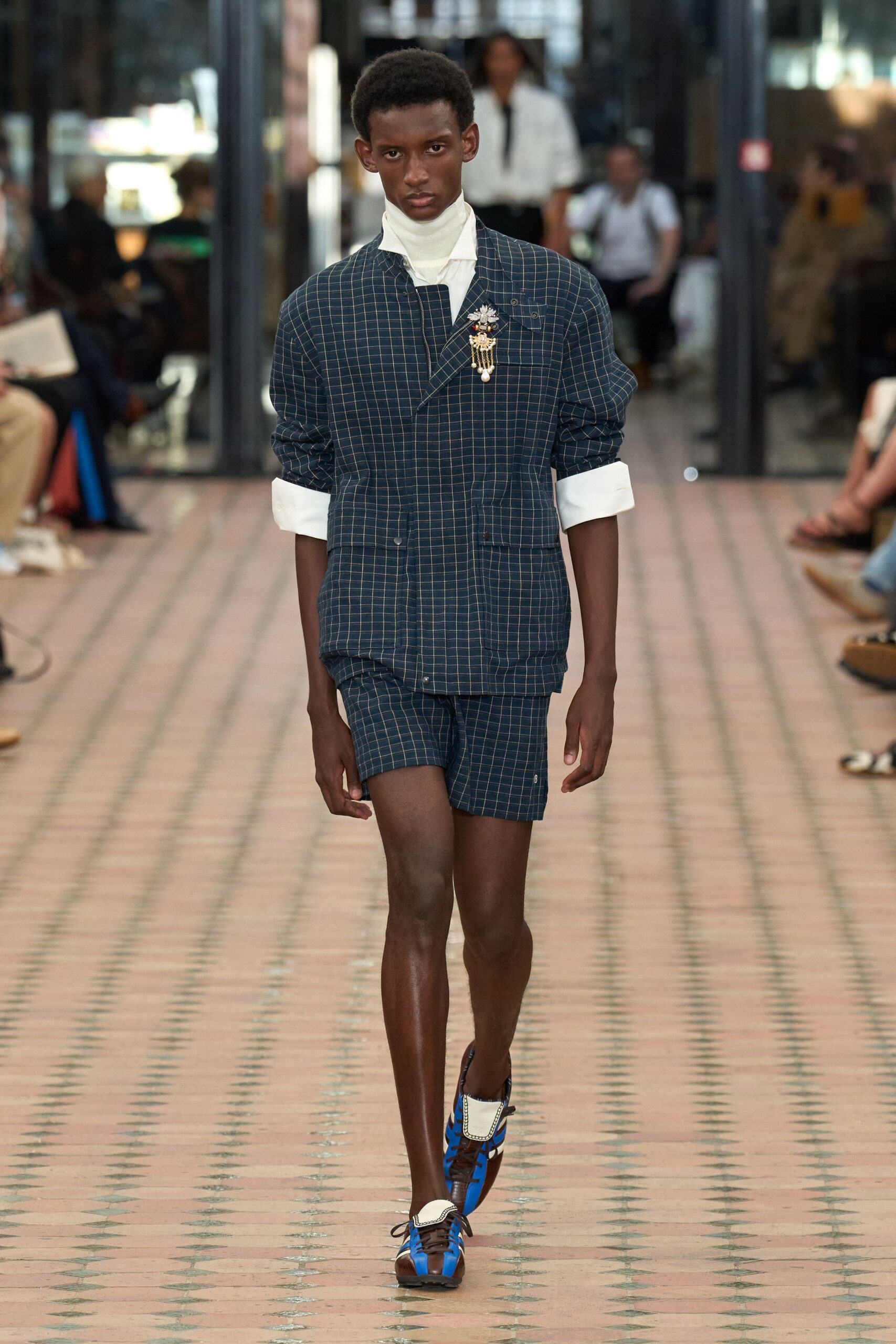 blue cotton fitted straight-leg short shorts