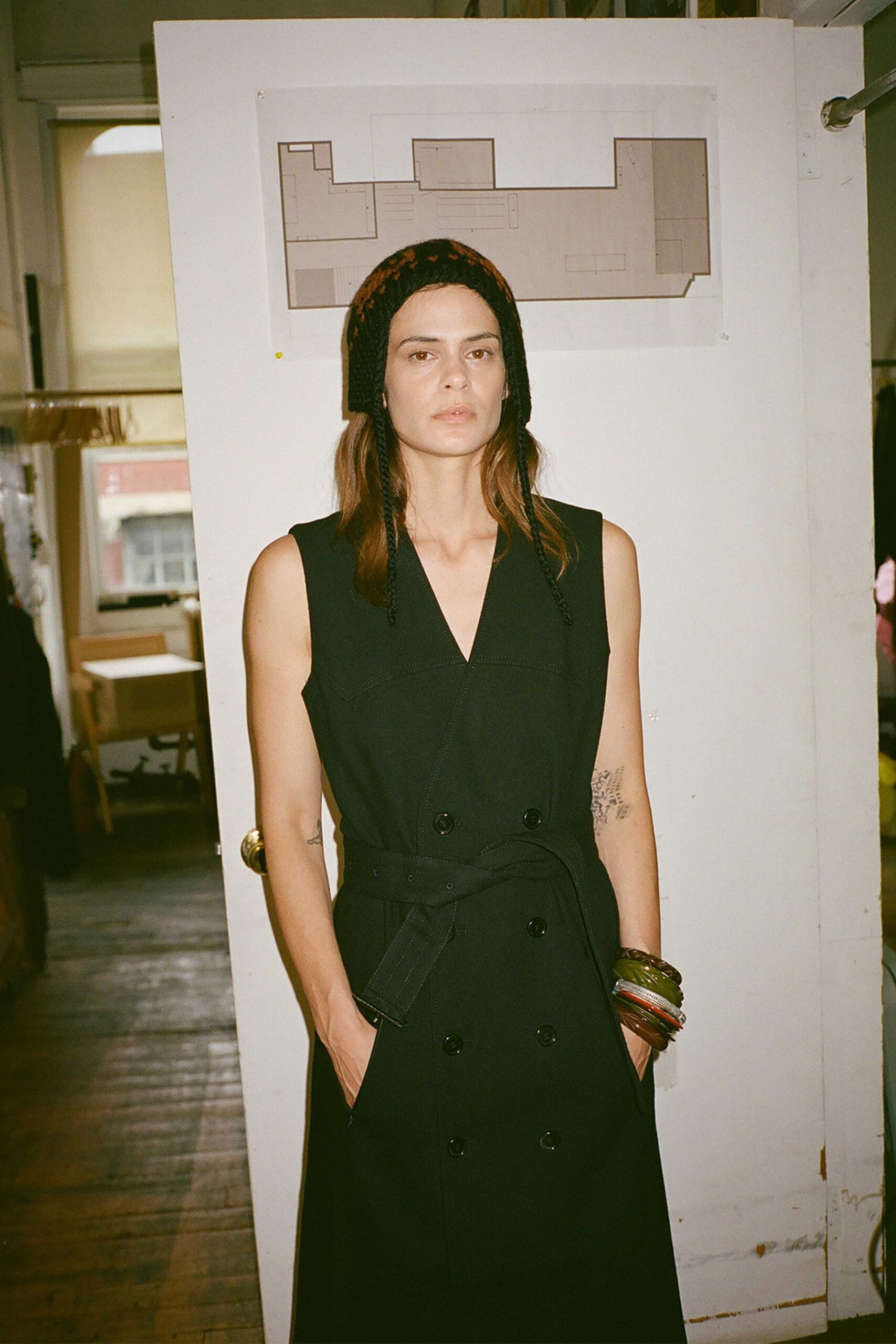 black fitted sleeveless dress with hat