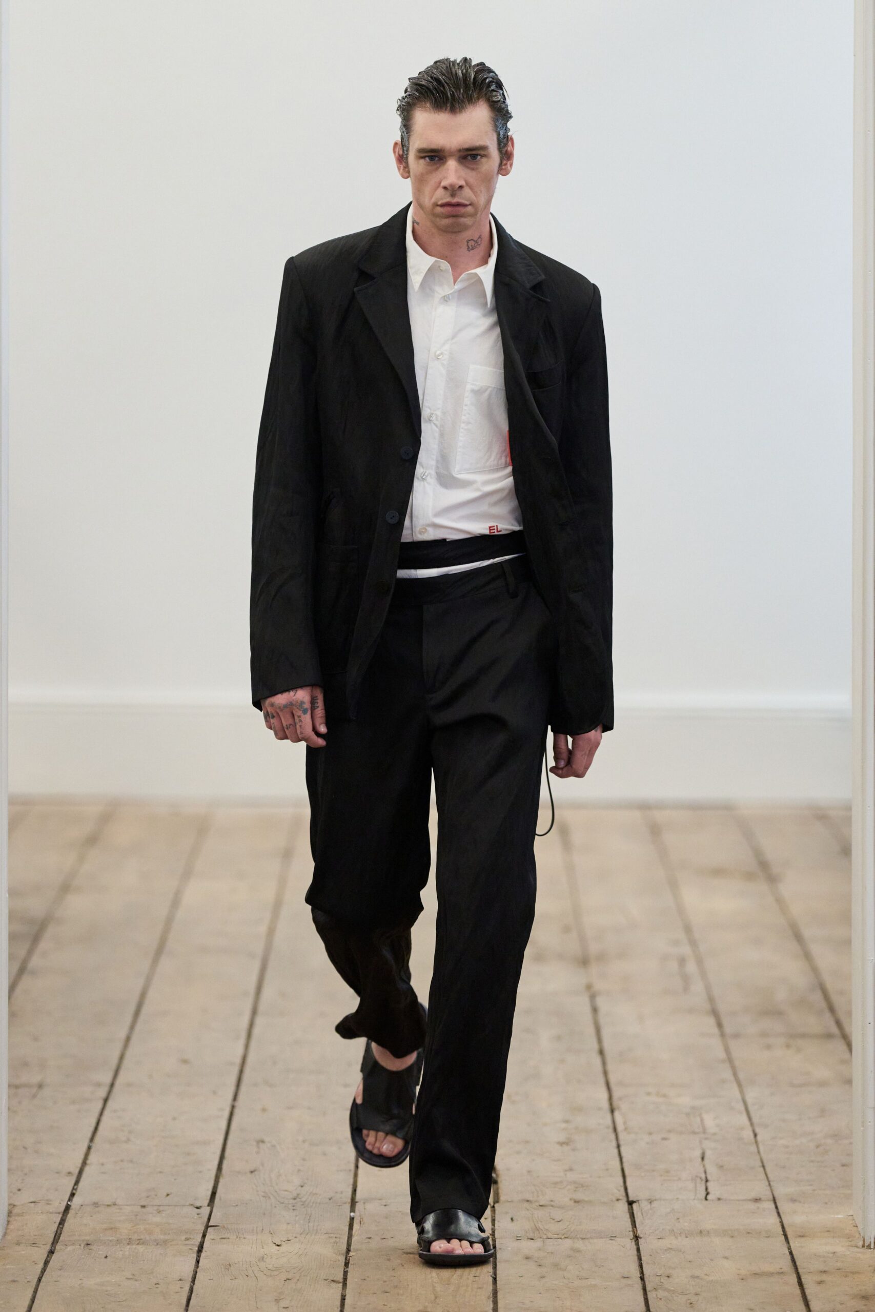 black cotton long-sleeve collared relaxed buttoned blazer