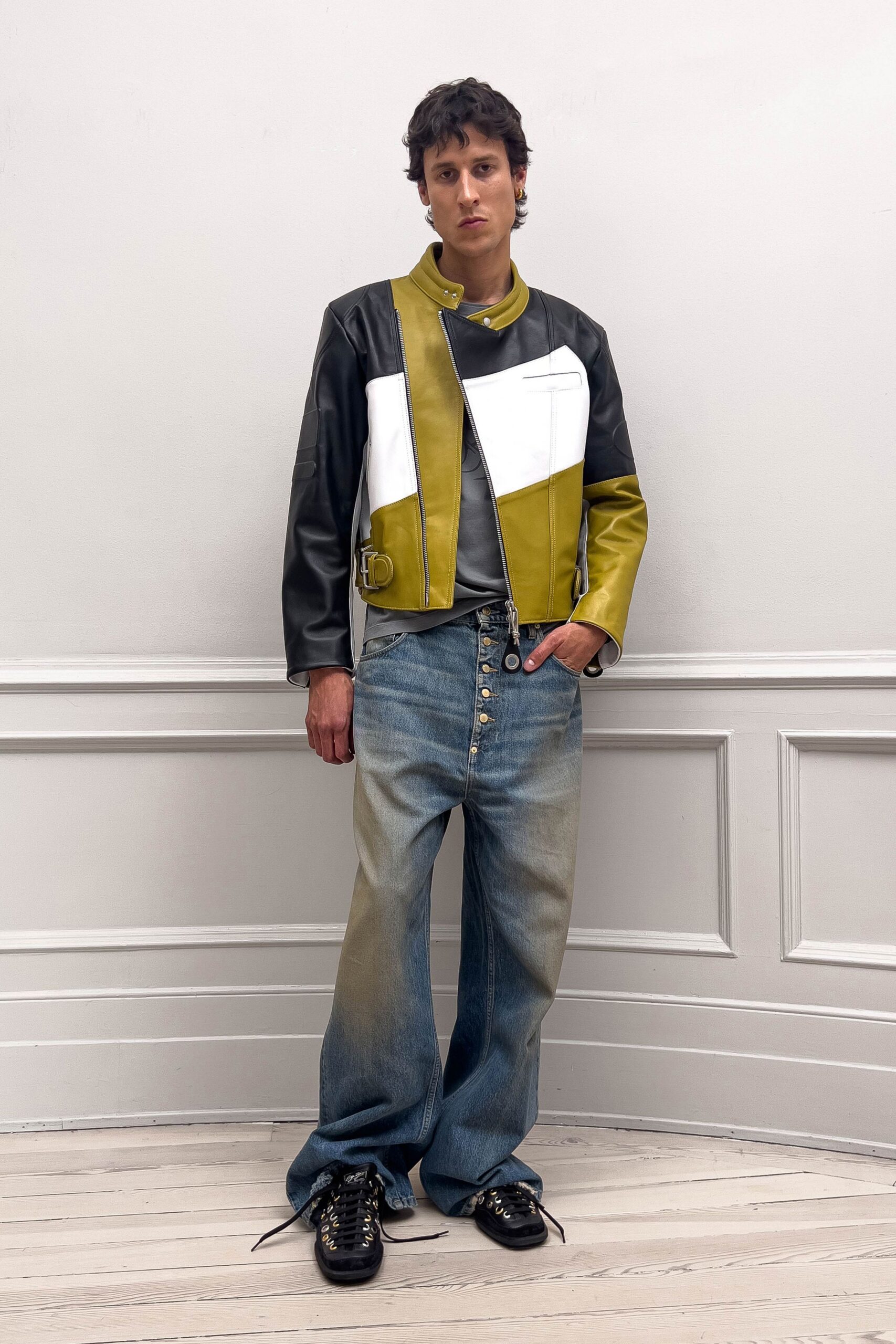 blue denim relaxed buttoned jeans