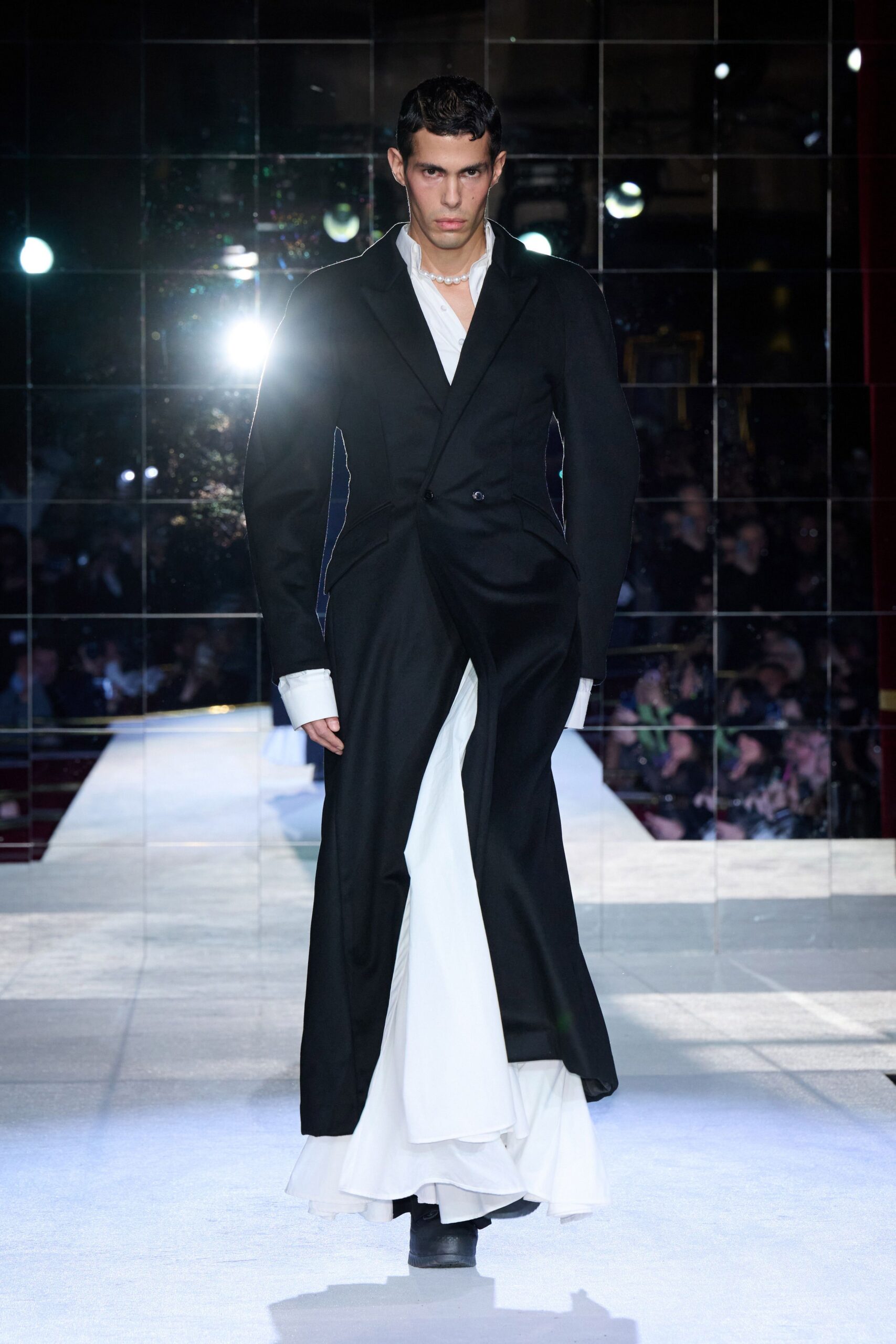 black wool long-sleeve collared fitted zippered coat