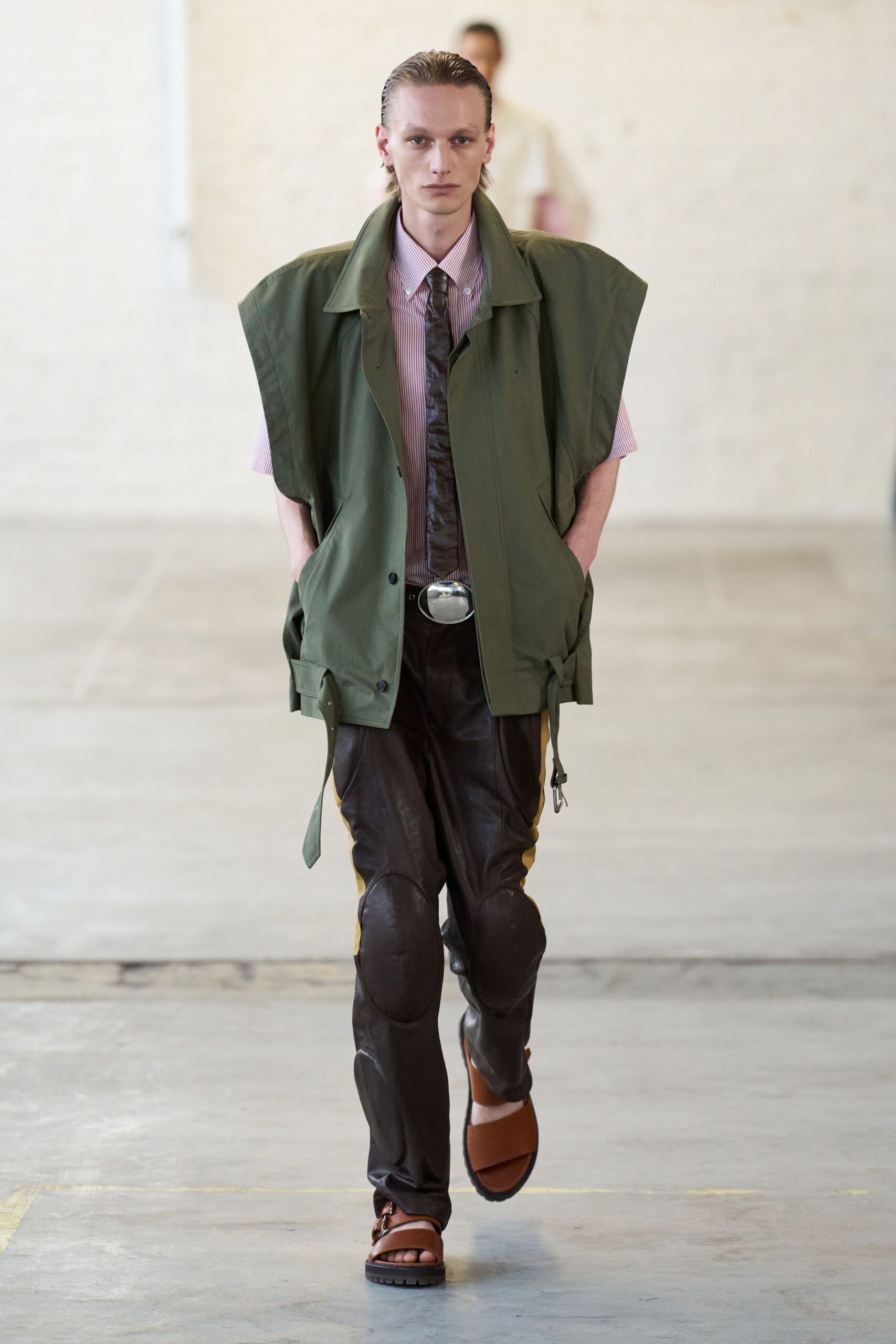green cotton short-sleeve relaxed buttoned jacket
