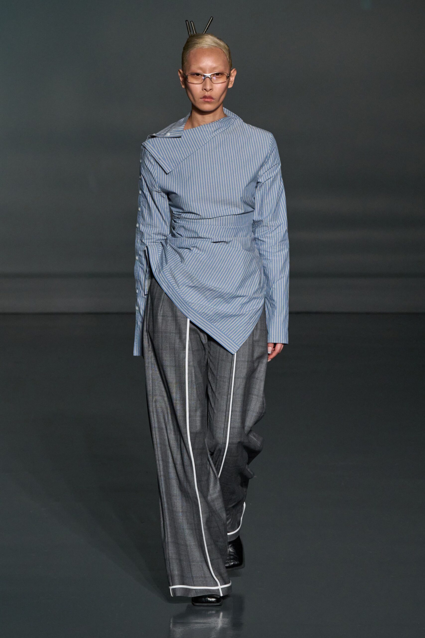 blue cotton long-sleeve collared fitted buttoned top