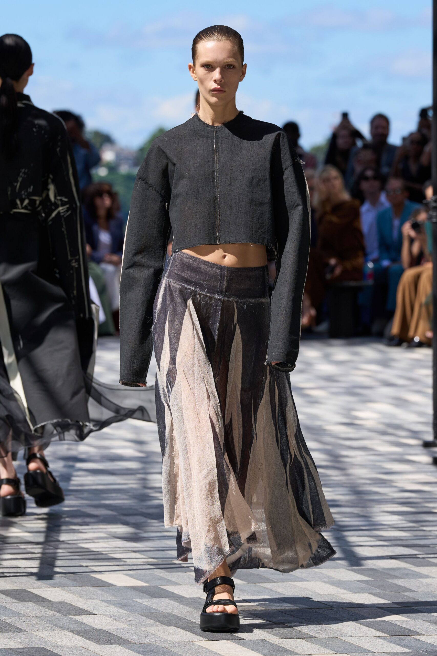 black cotton long-sleeve collared fitted structured cropped top
