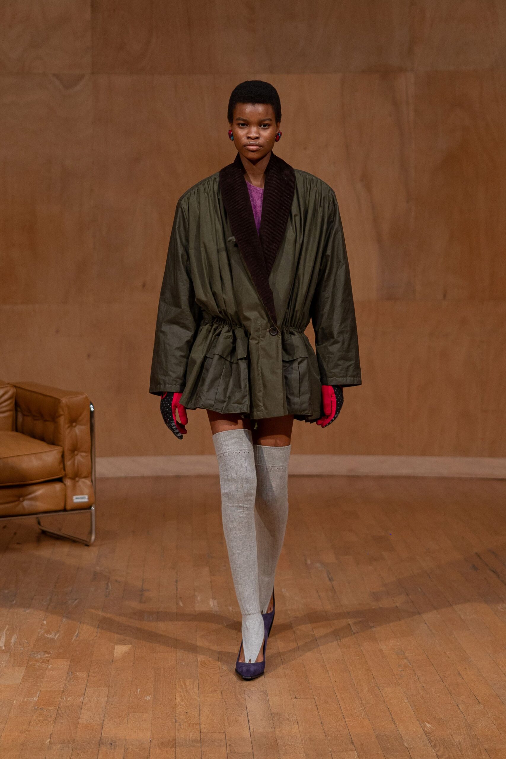 green cotton long-sleeve collared relaxed pleated jacket