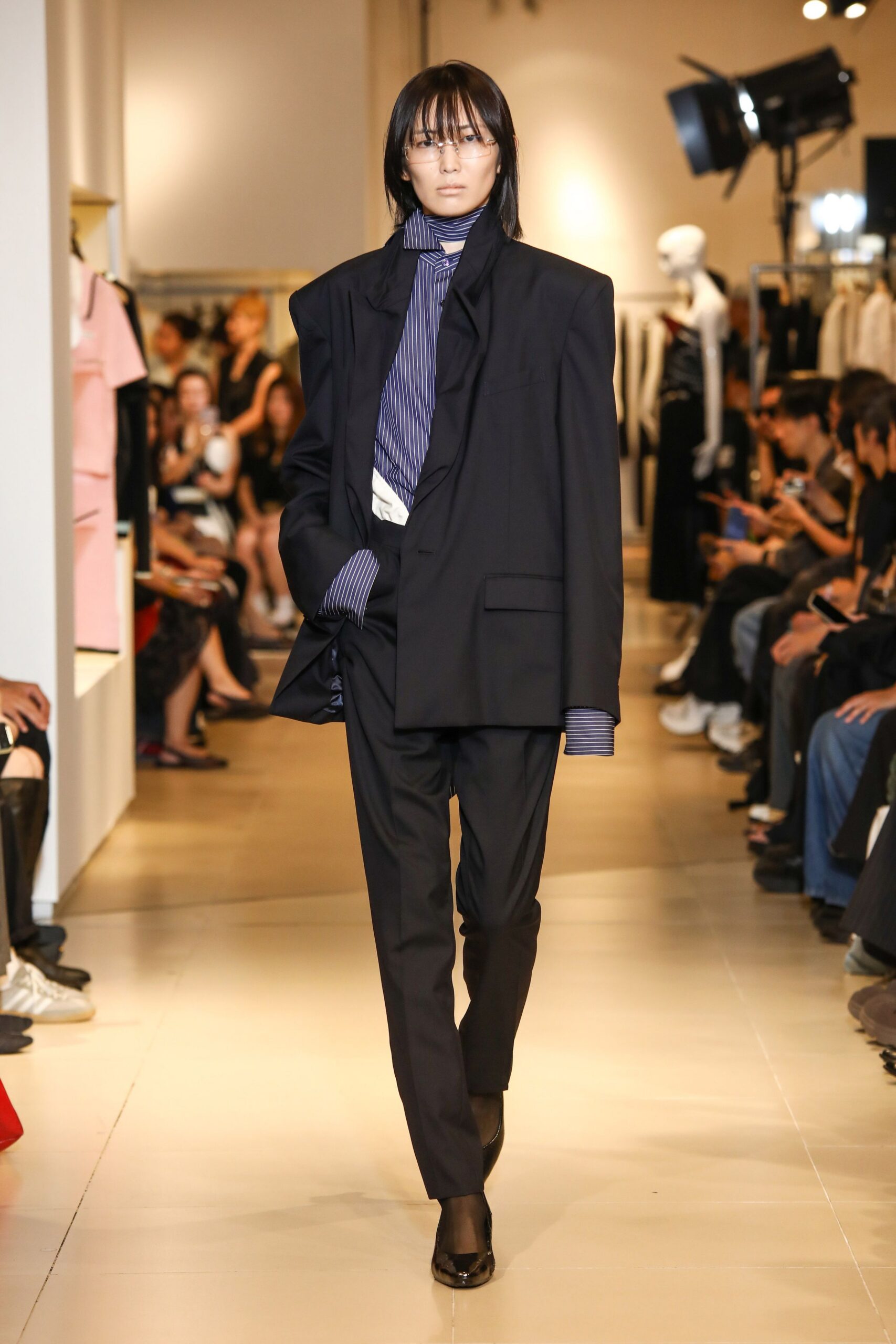 black long-sleeve collared oversized structured blazer