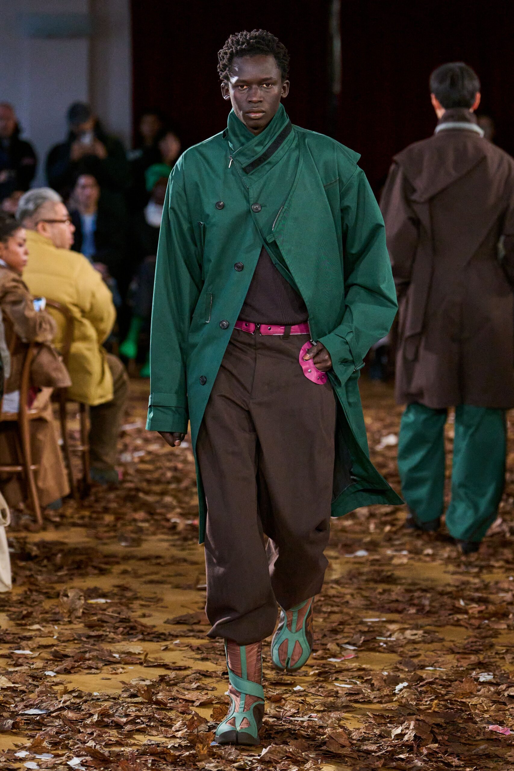 green cotton long-sleeve collared relaxed buttoned coat