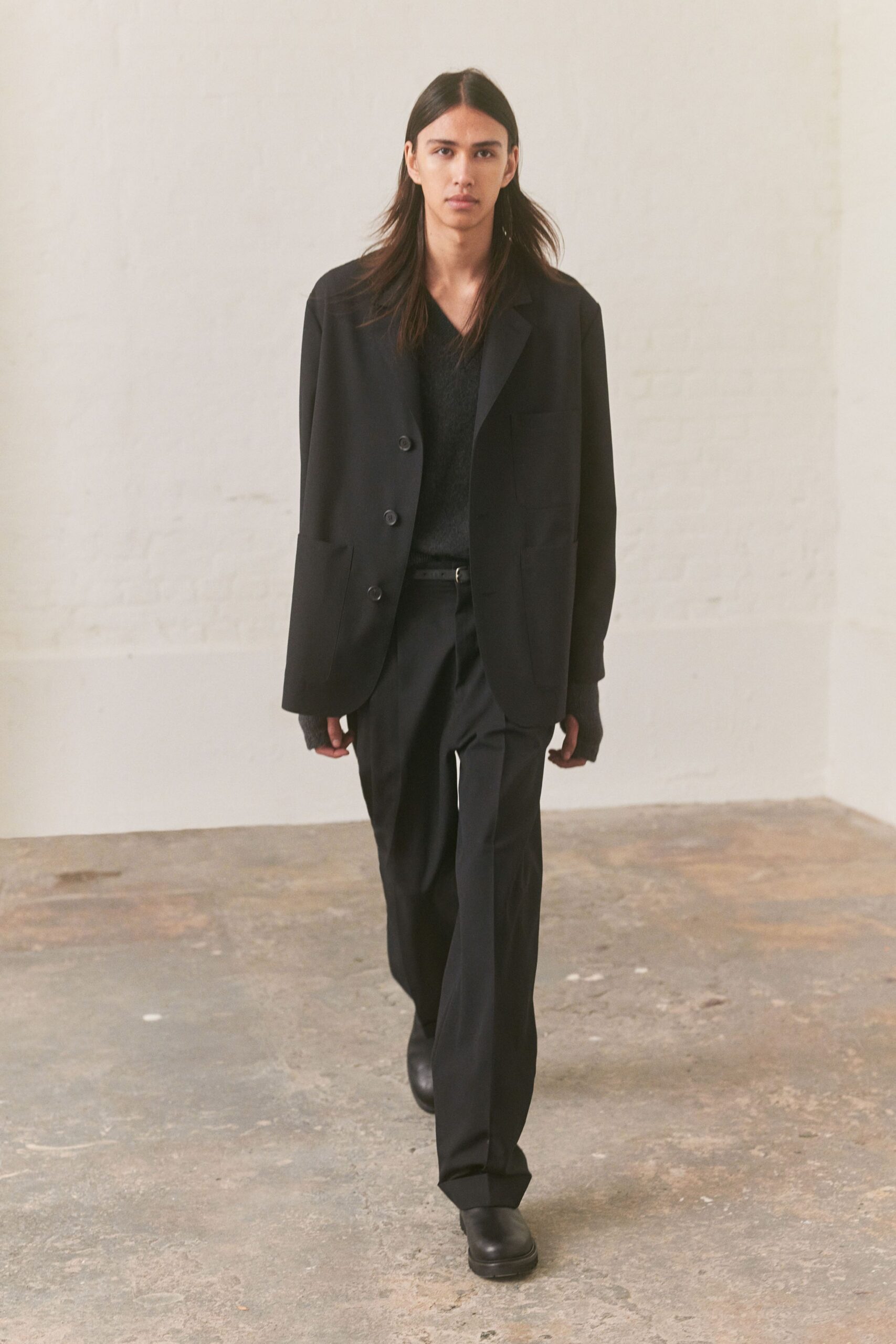black cotton long-sleeve collared relaxed buttoned blazer