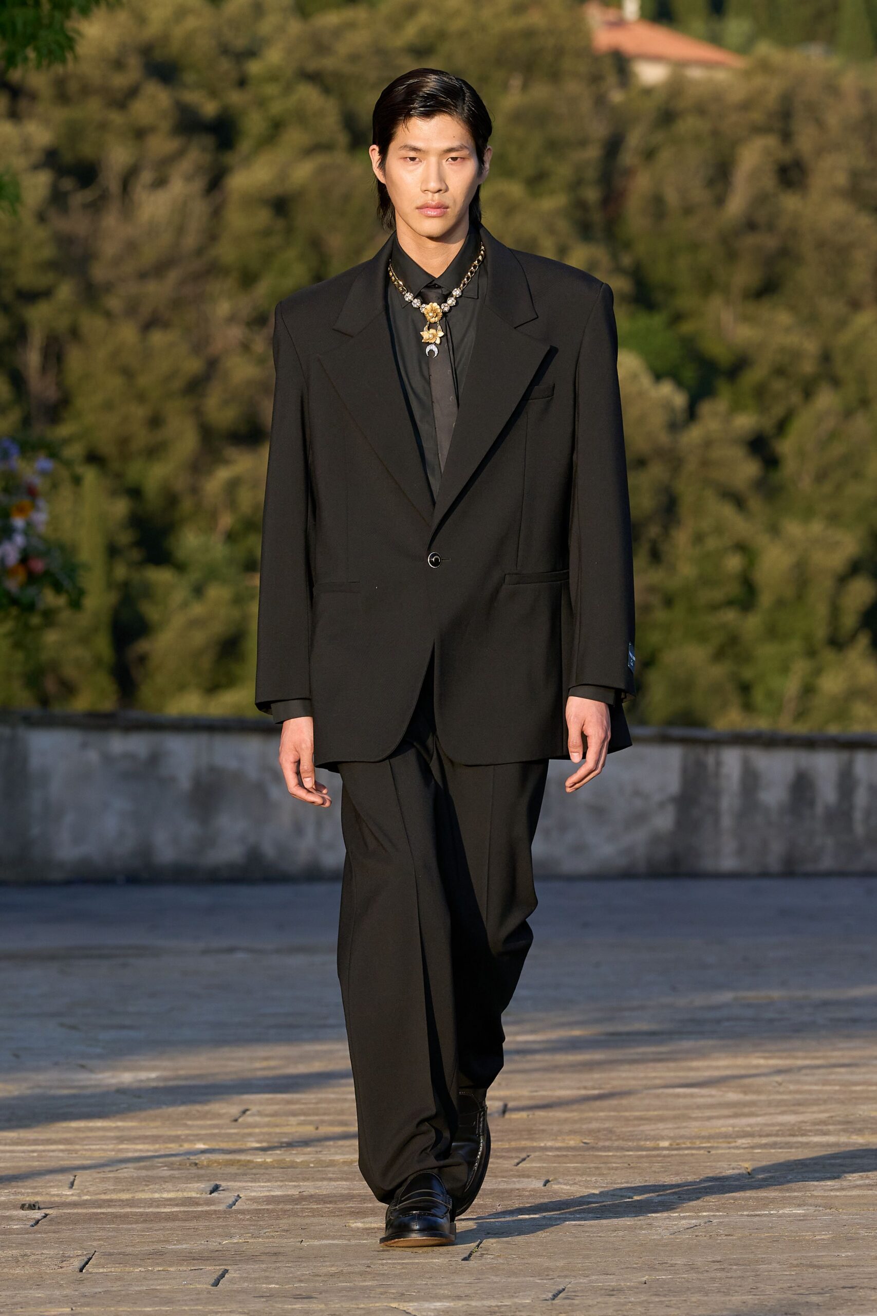 black long-sleeve collared tailored suit