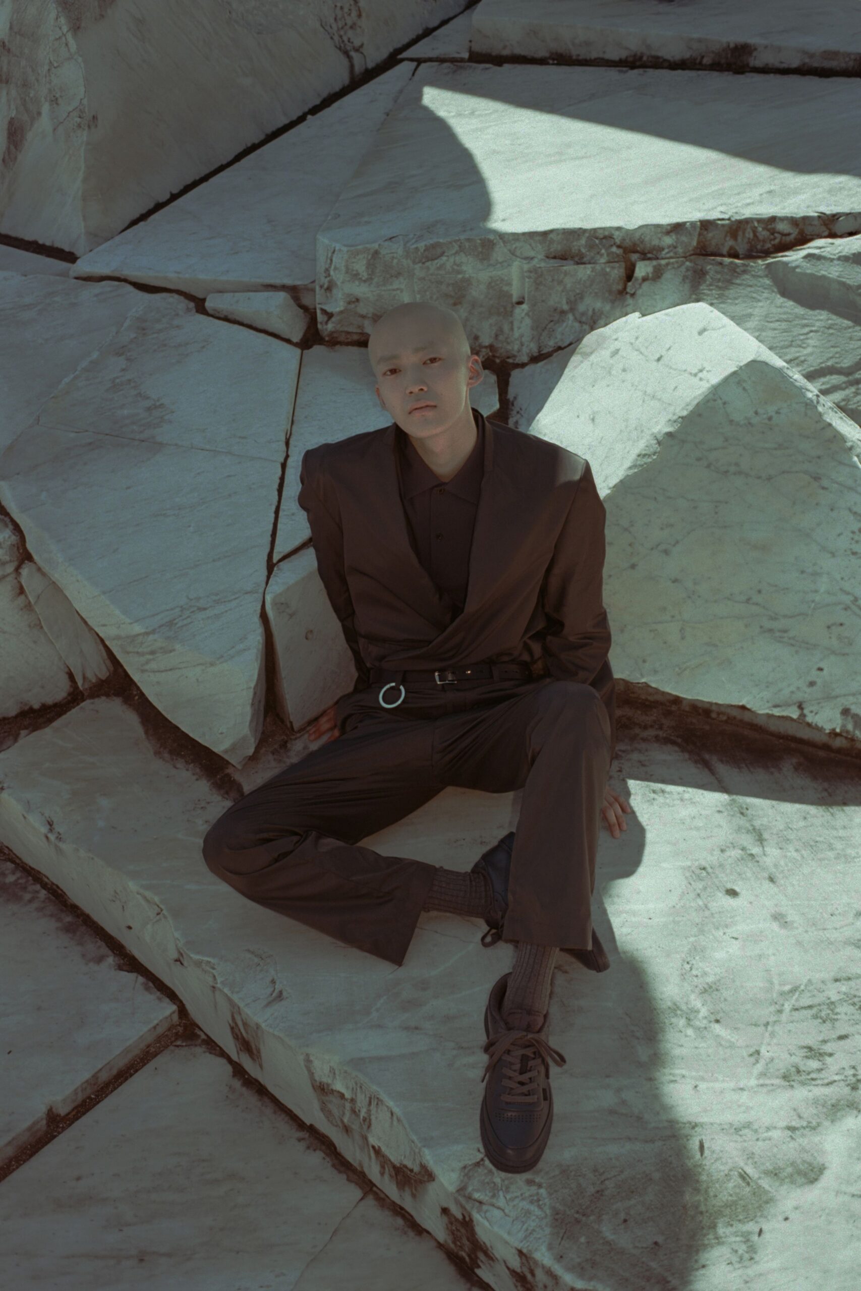 black cotton long-sleeve collared fitted buttoned suit