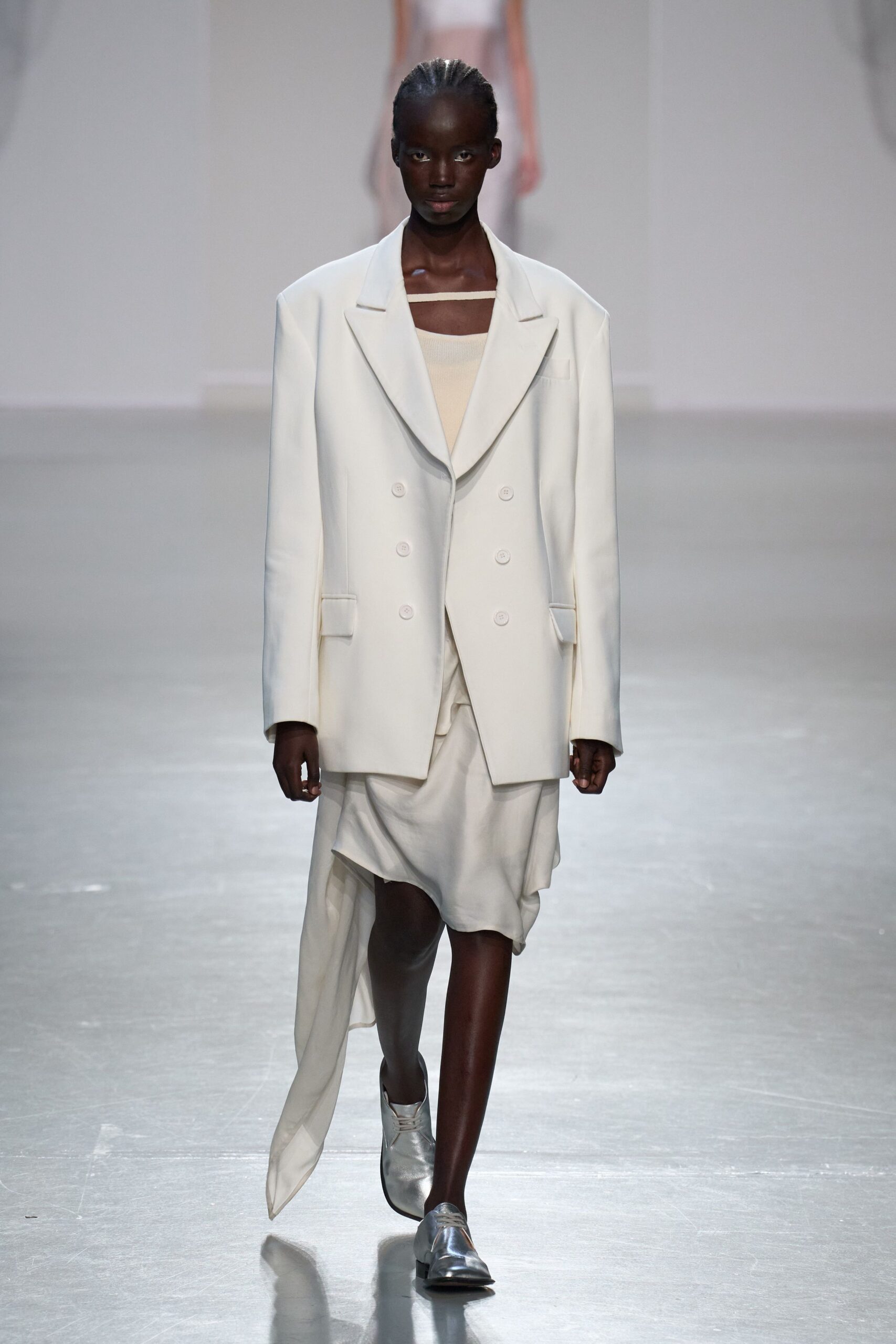 white long-sleeve double-breasted oversized blazer