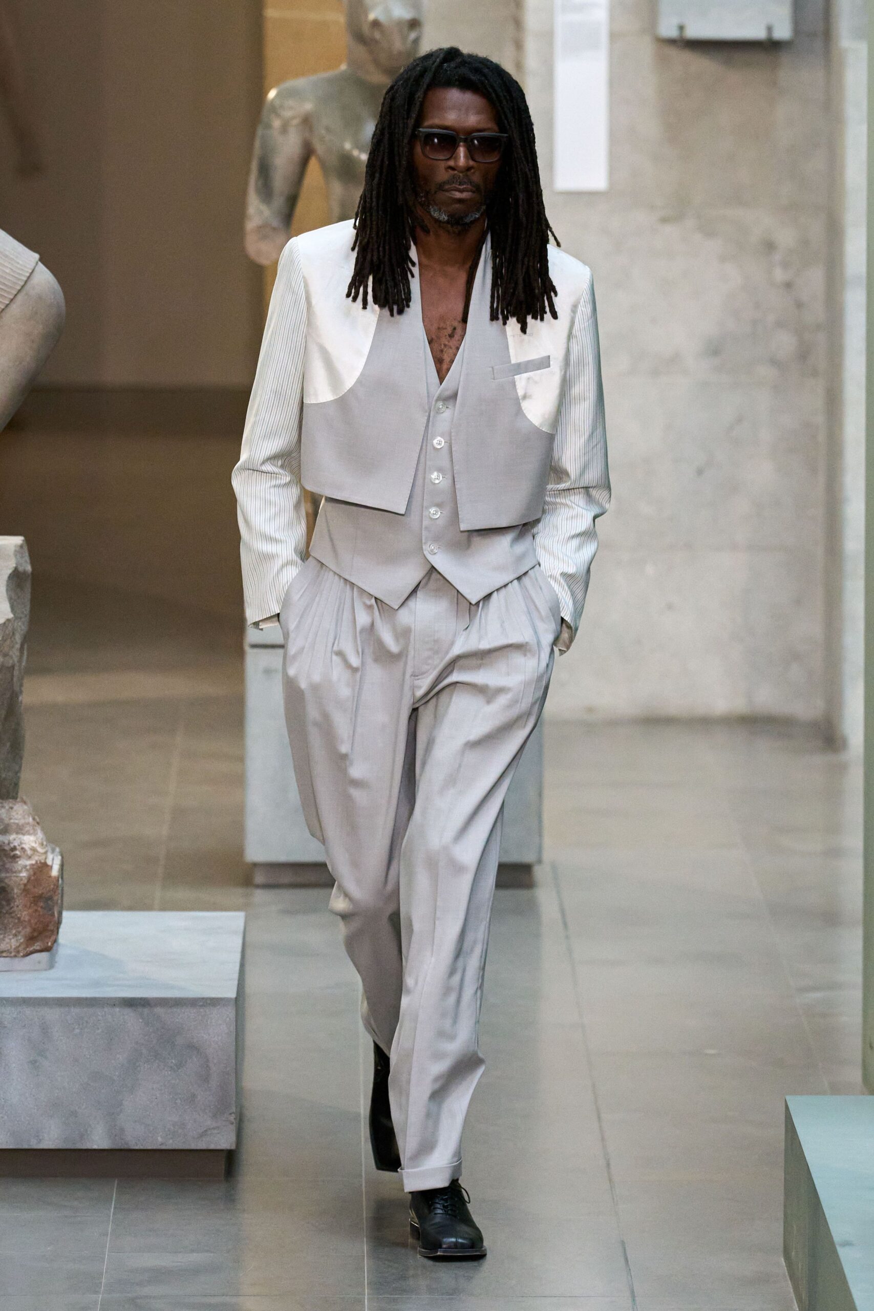 gray cotton long-sleeve collared tailored pleated buttoned suit