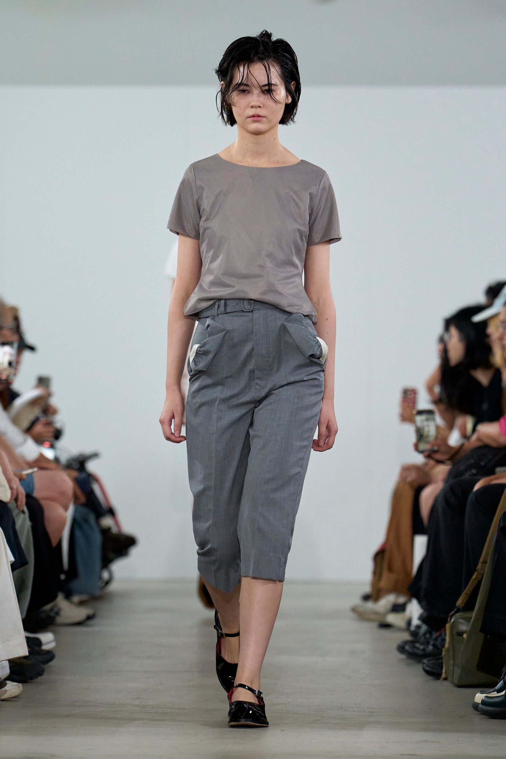 gray cotton relaxed pleated cropped pants