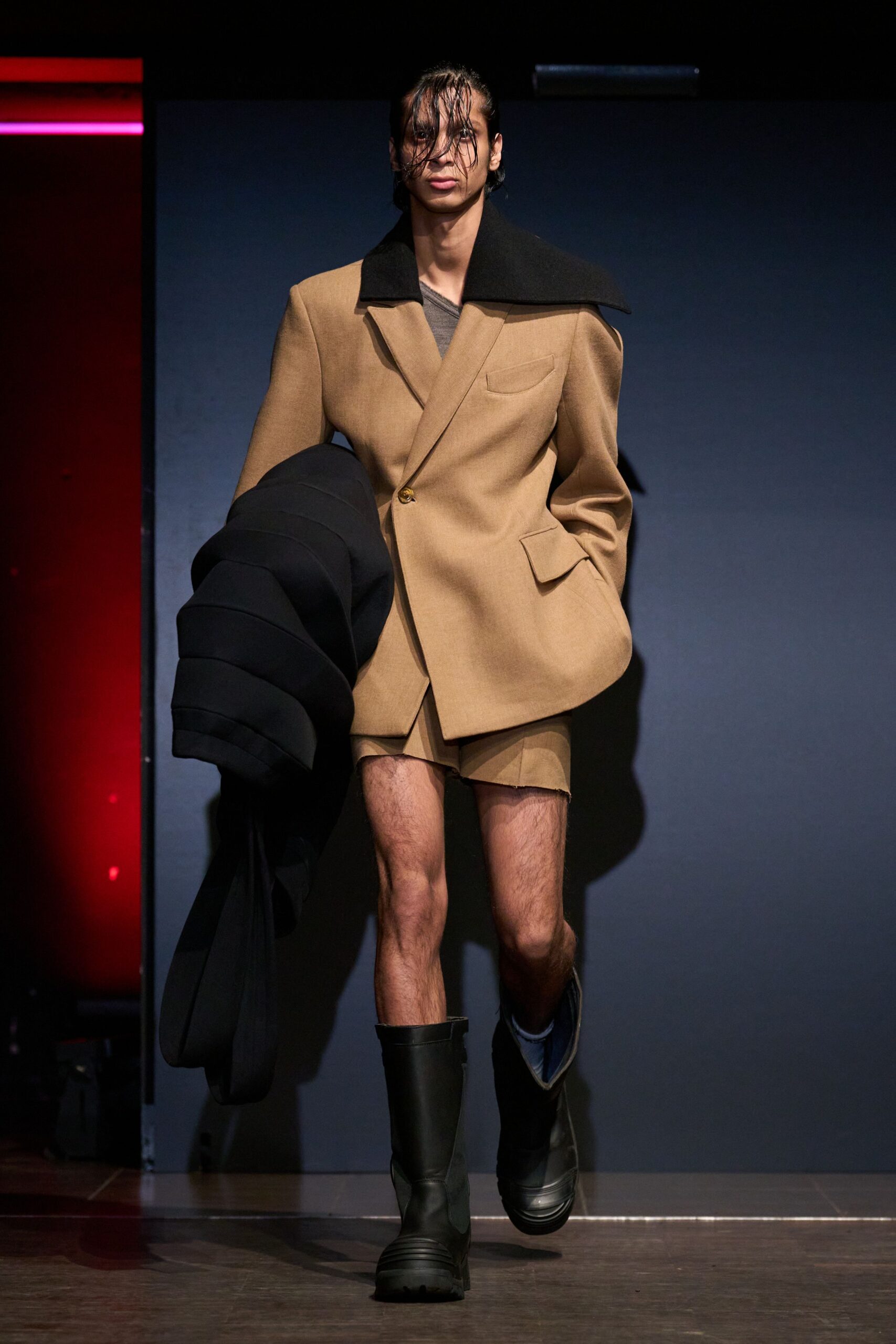 beige wool fitted short shorts