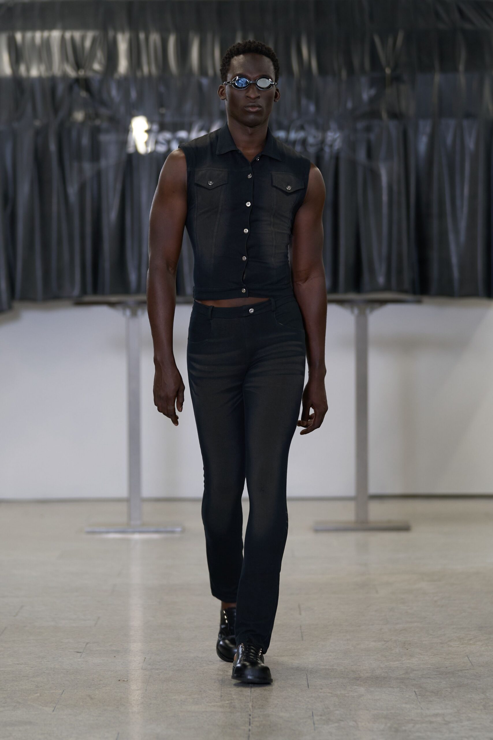 black denim sleeveless collared fitted buttoned cropped top
