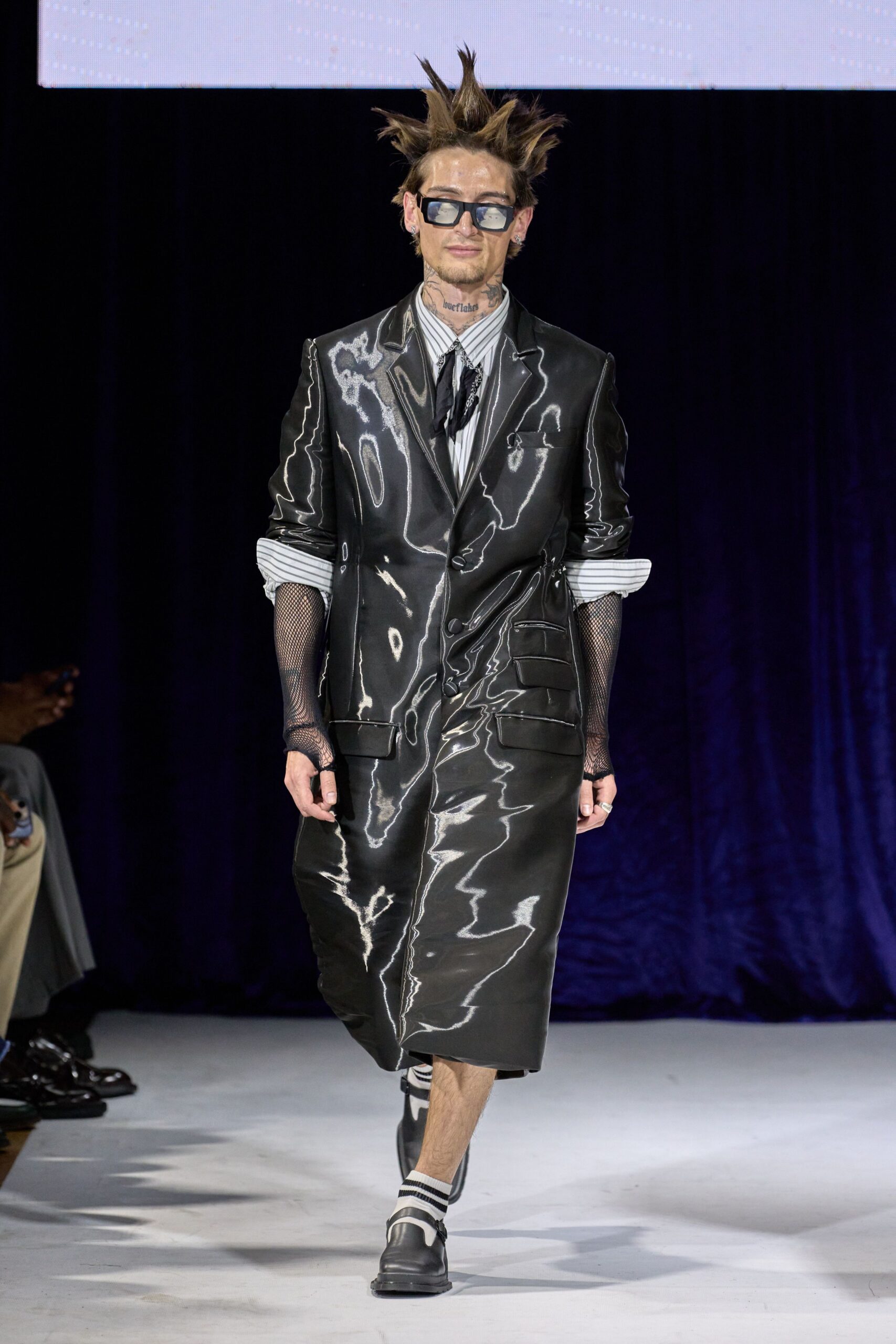 black vinyl long-sleeve collared relaxed zippered pockets coat