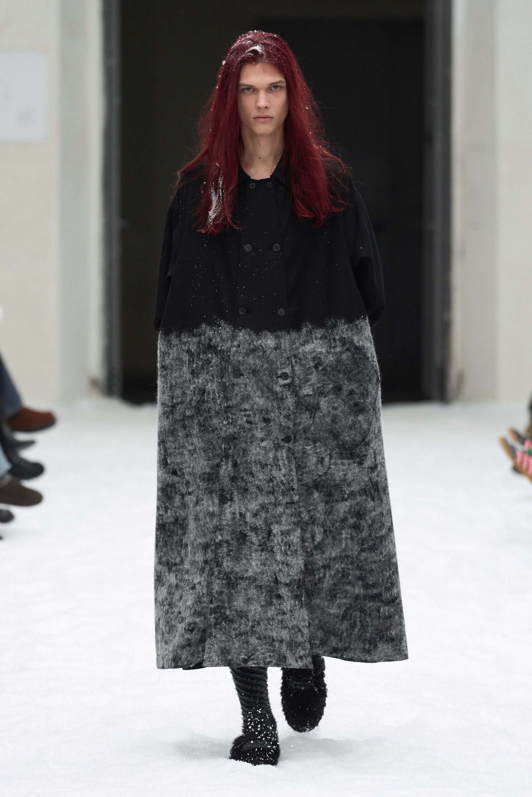 black wool long-sleeve collared relaxed buttoned pleated coat
