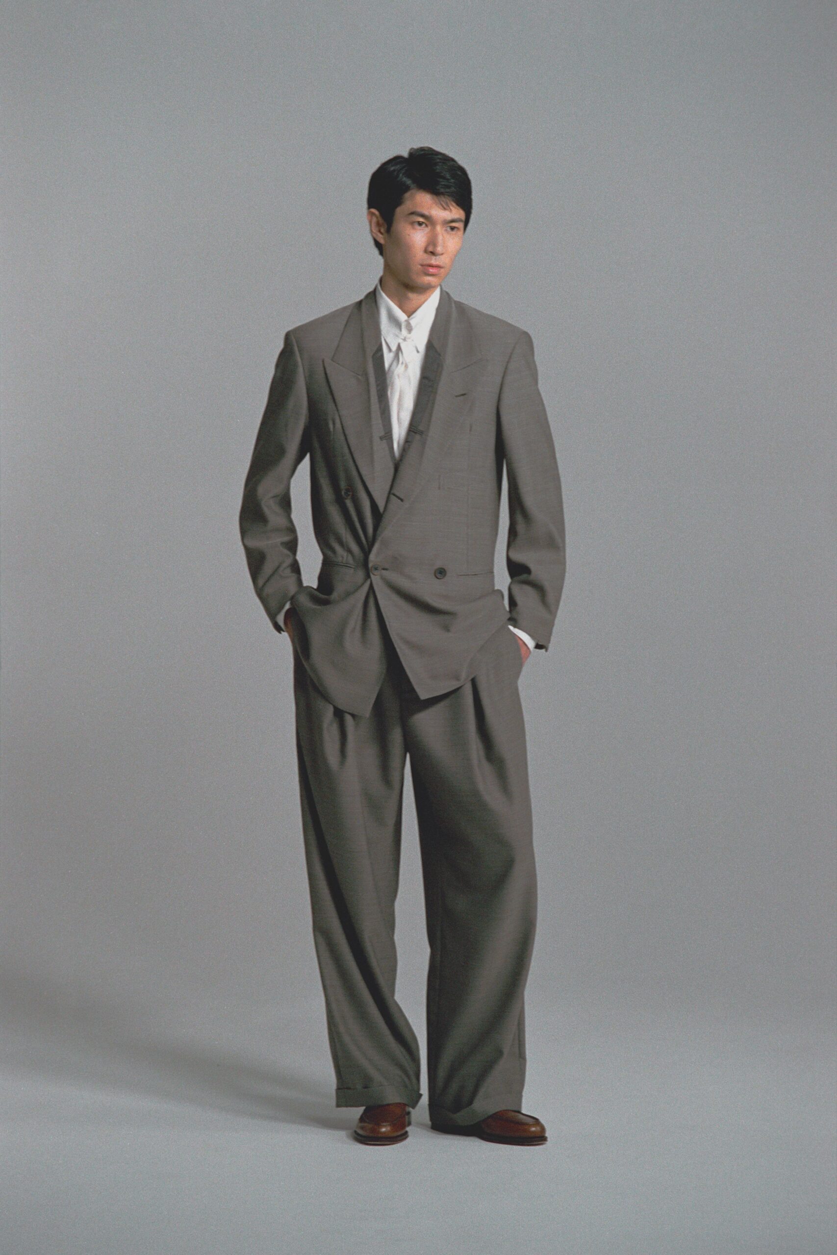 gray long-sleeve collared relaxed buttoned suit