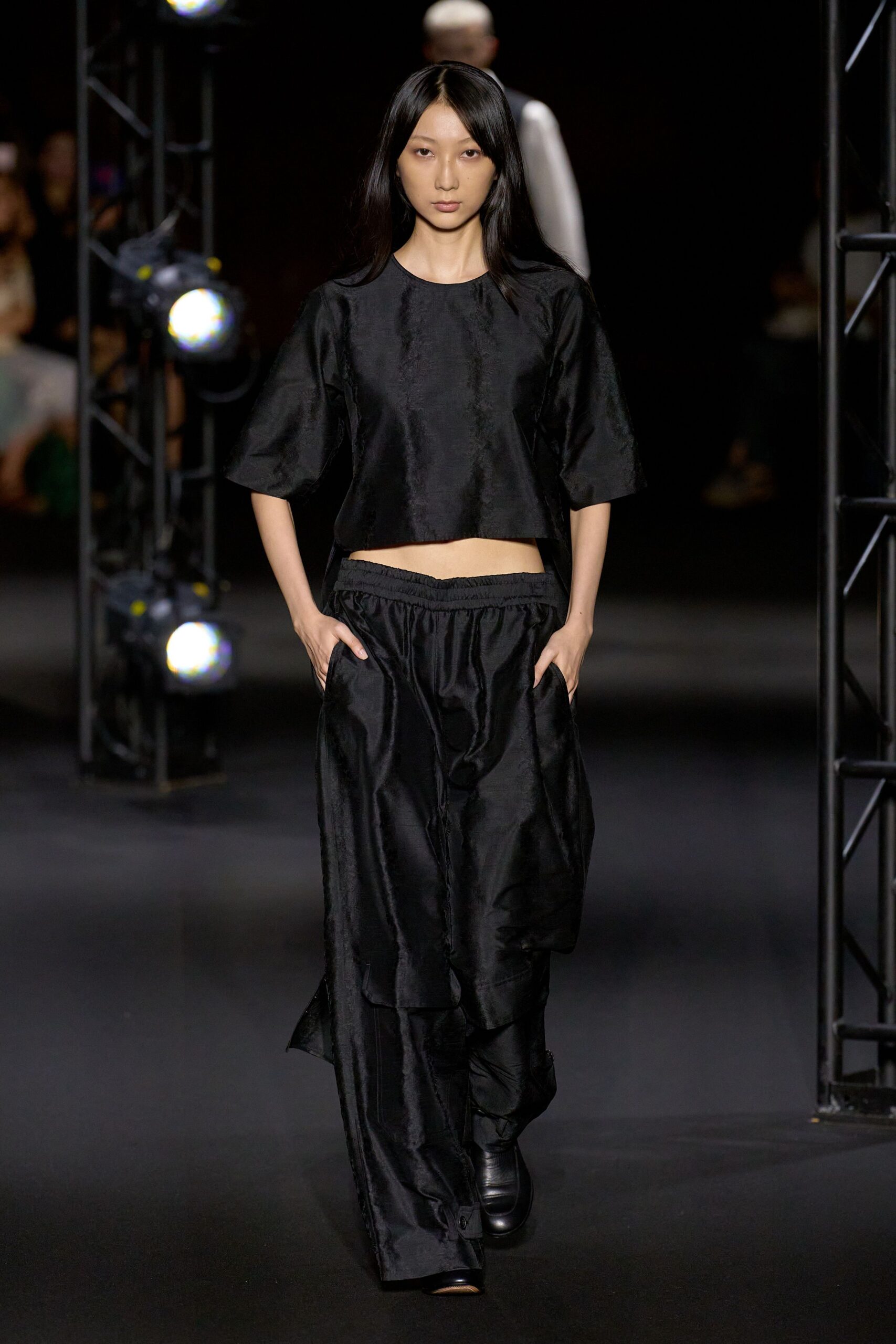 black silk short-sleeve relaxed cropped top