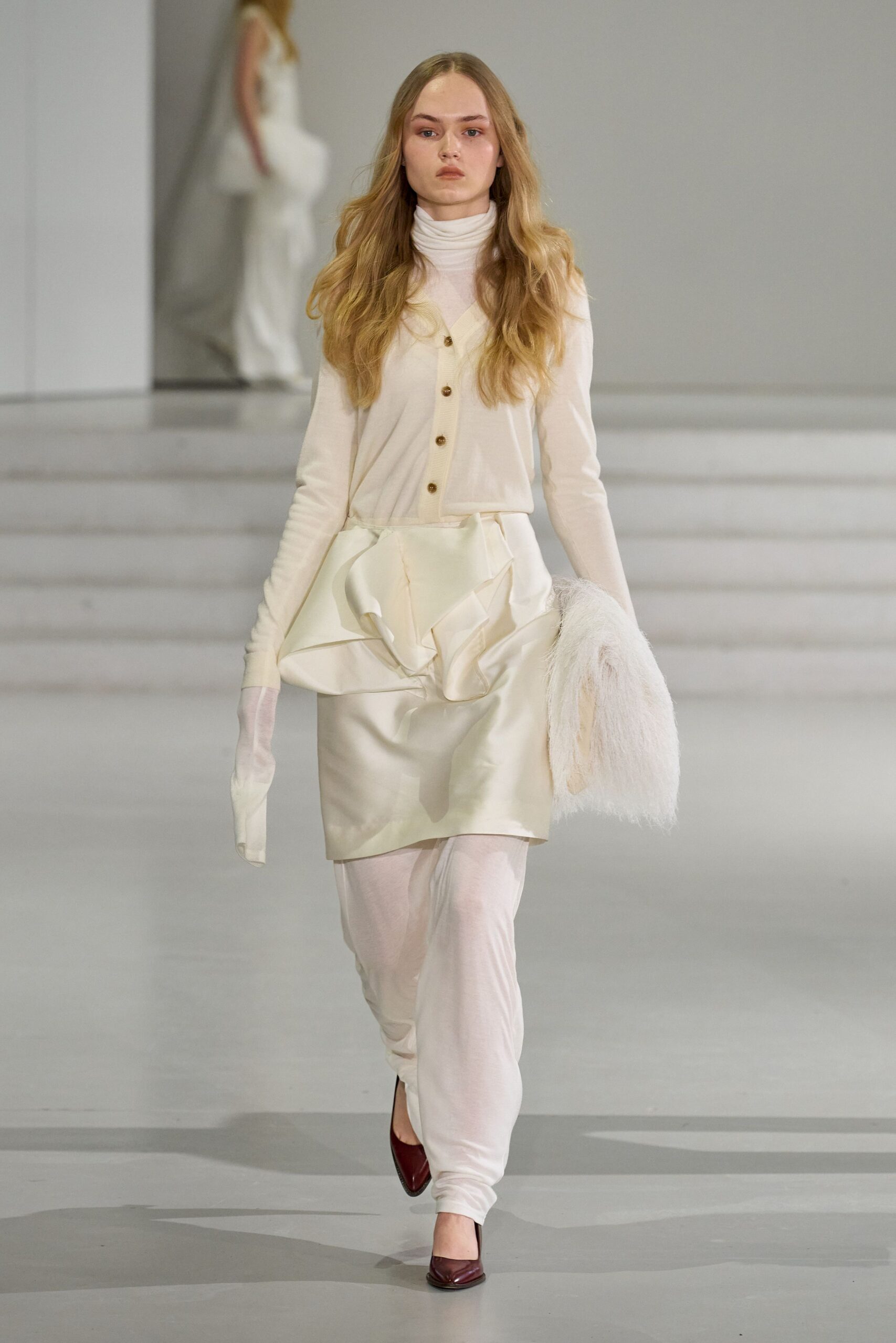 white silk fitted gloves