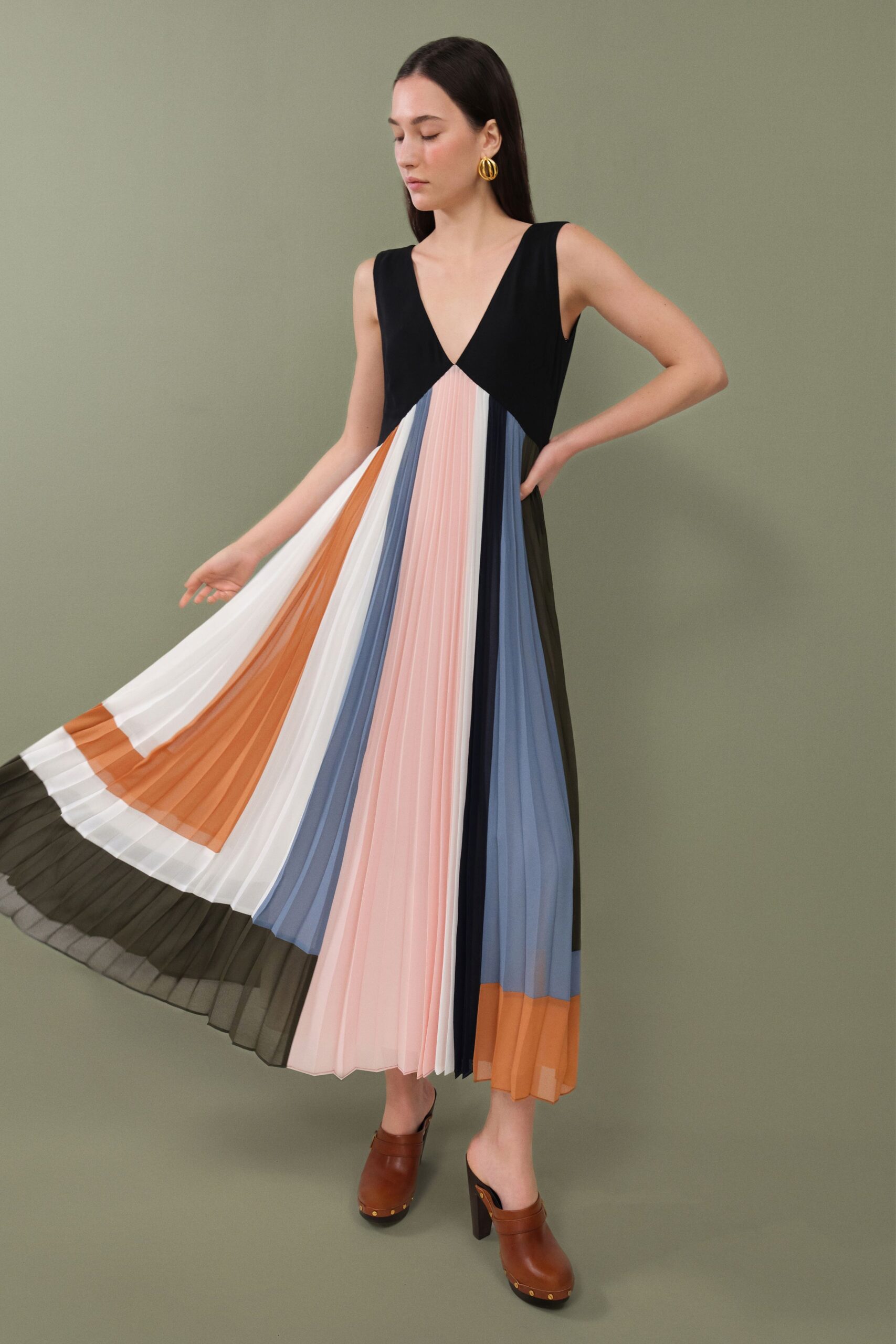 colorful pleated midi dress with block-heel shoes
