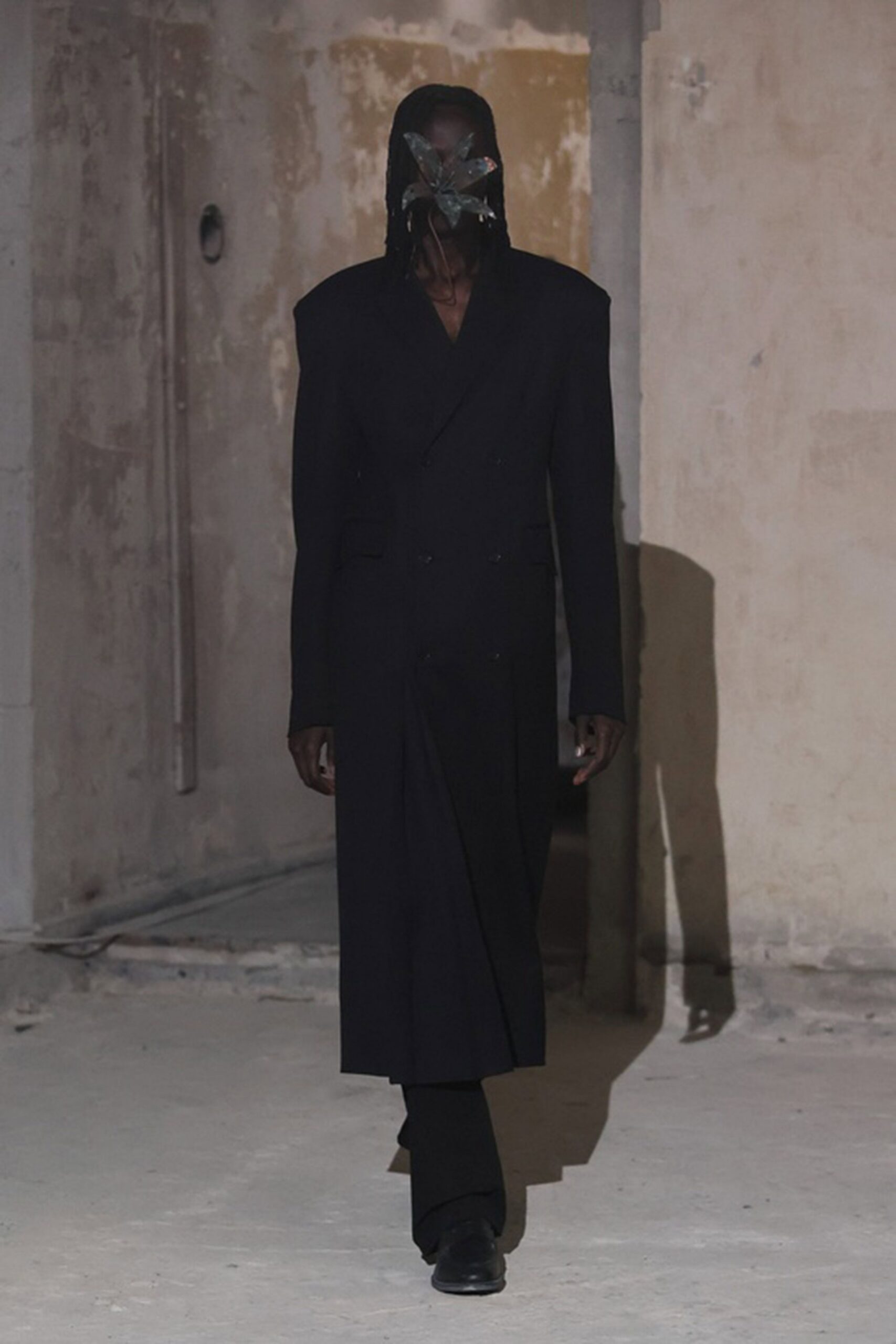 black wool long-sleeve collared fitted structured midi coat