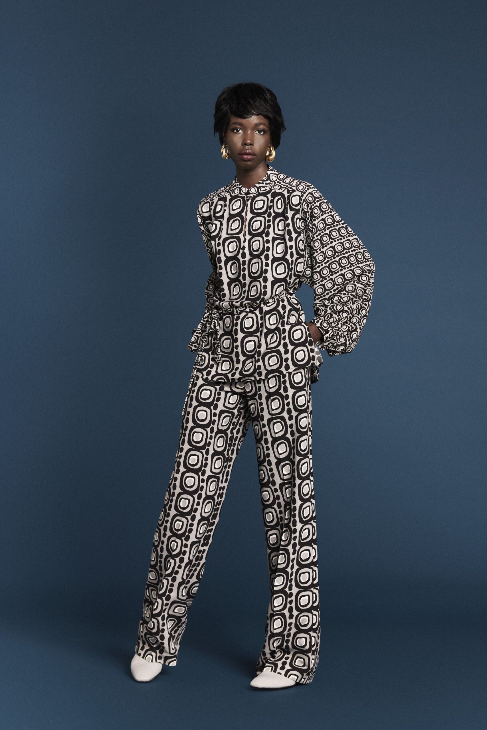 black fitted printed straight-leg pants