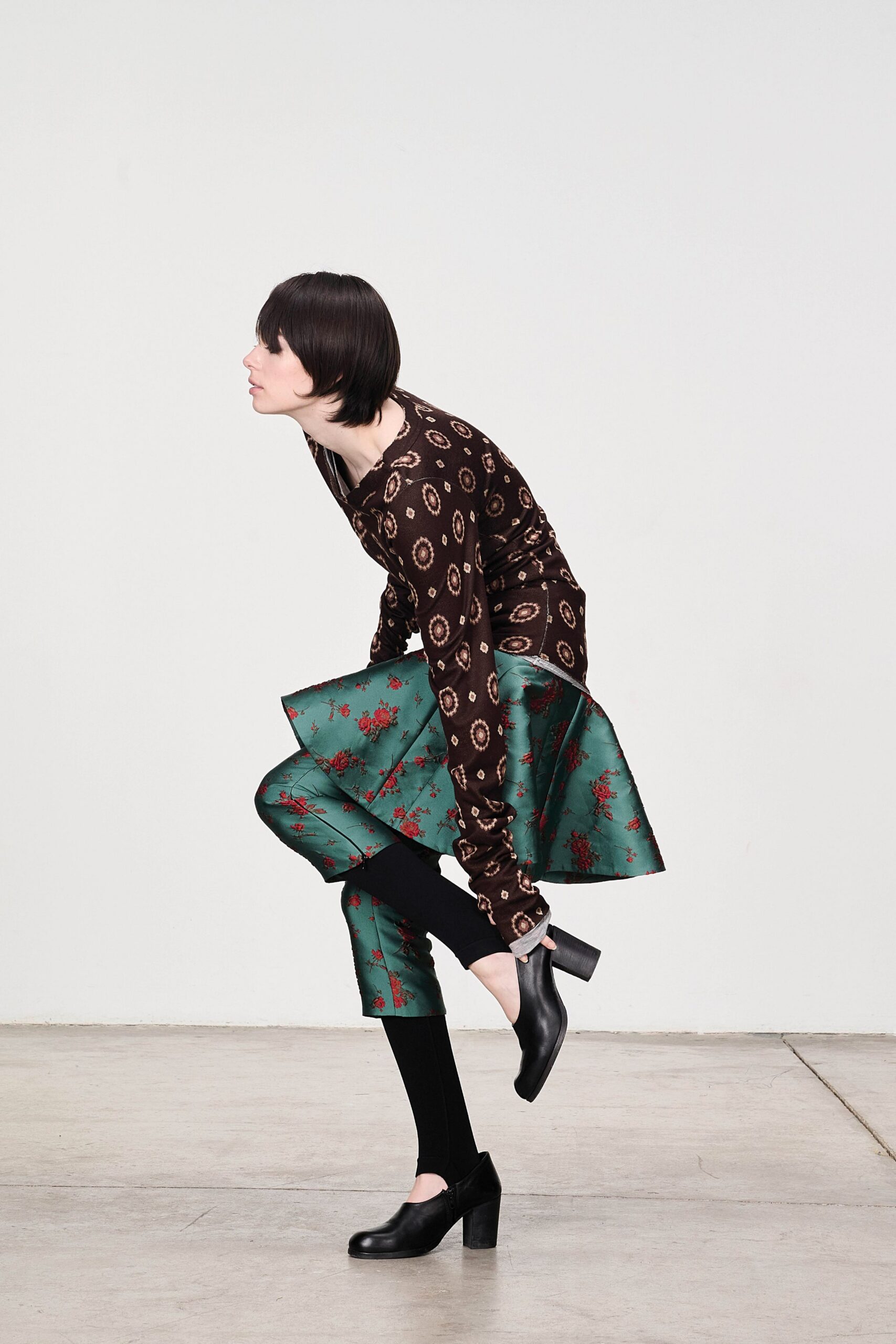 brown cotton long-sleeve v-neck fitted printed top