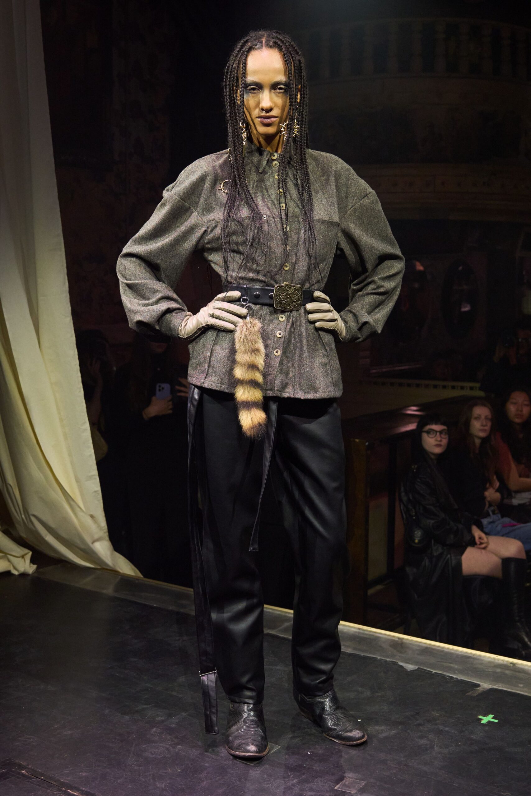 gray cotton long-sleeve collared fitted buttoned shirt