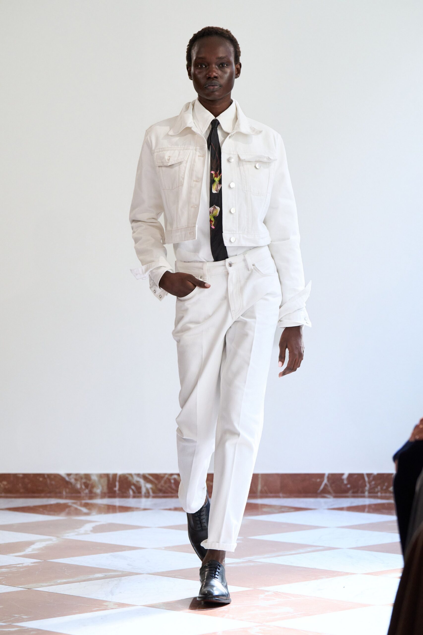 white denim long-sleeve collared fitted buttoned jacket