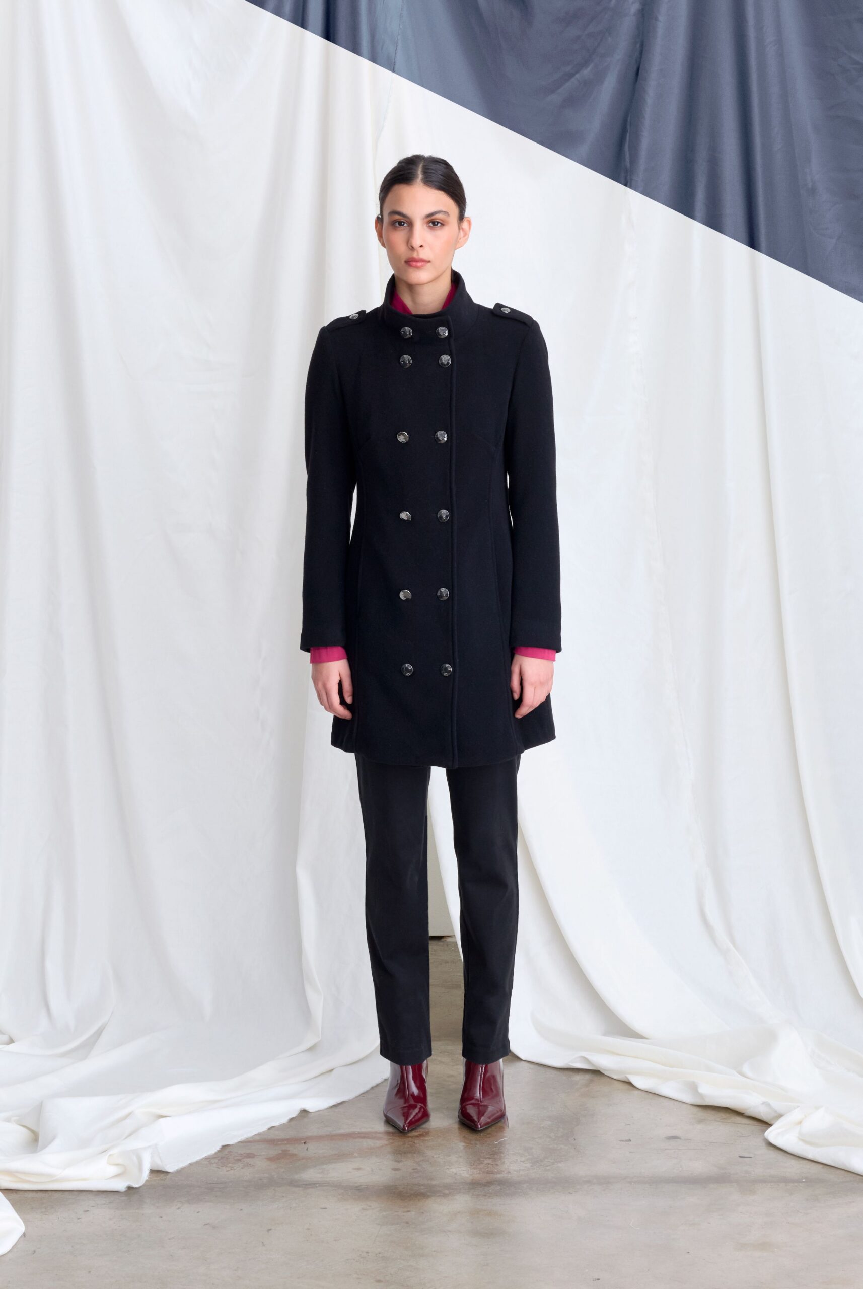 black wool long-sleeve collared fitted coat