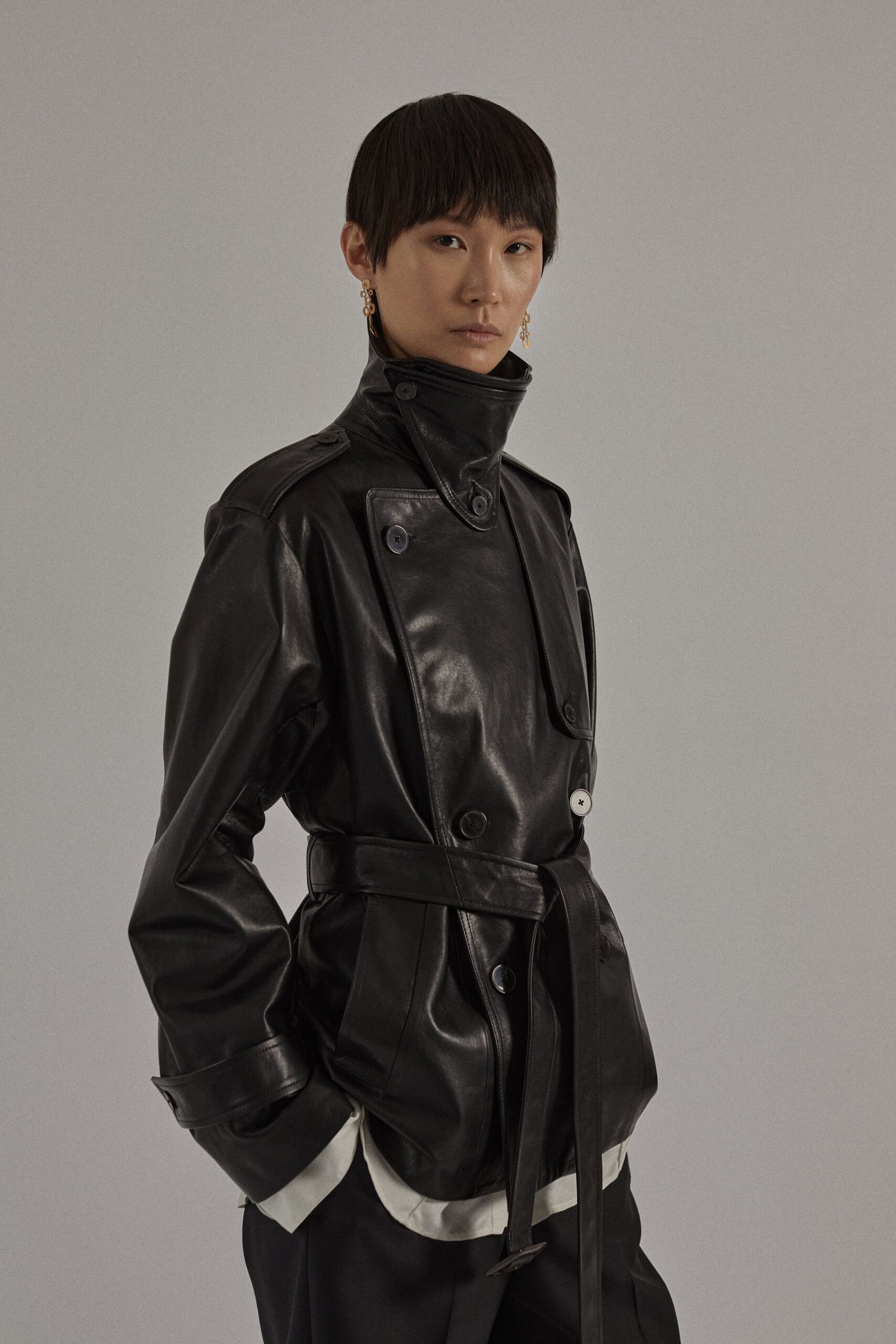 black leather long-sleeve collared fitted belted jacket