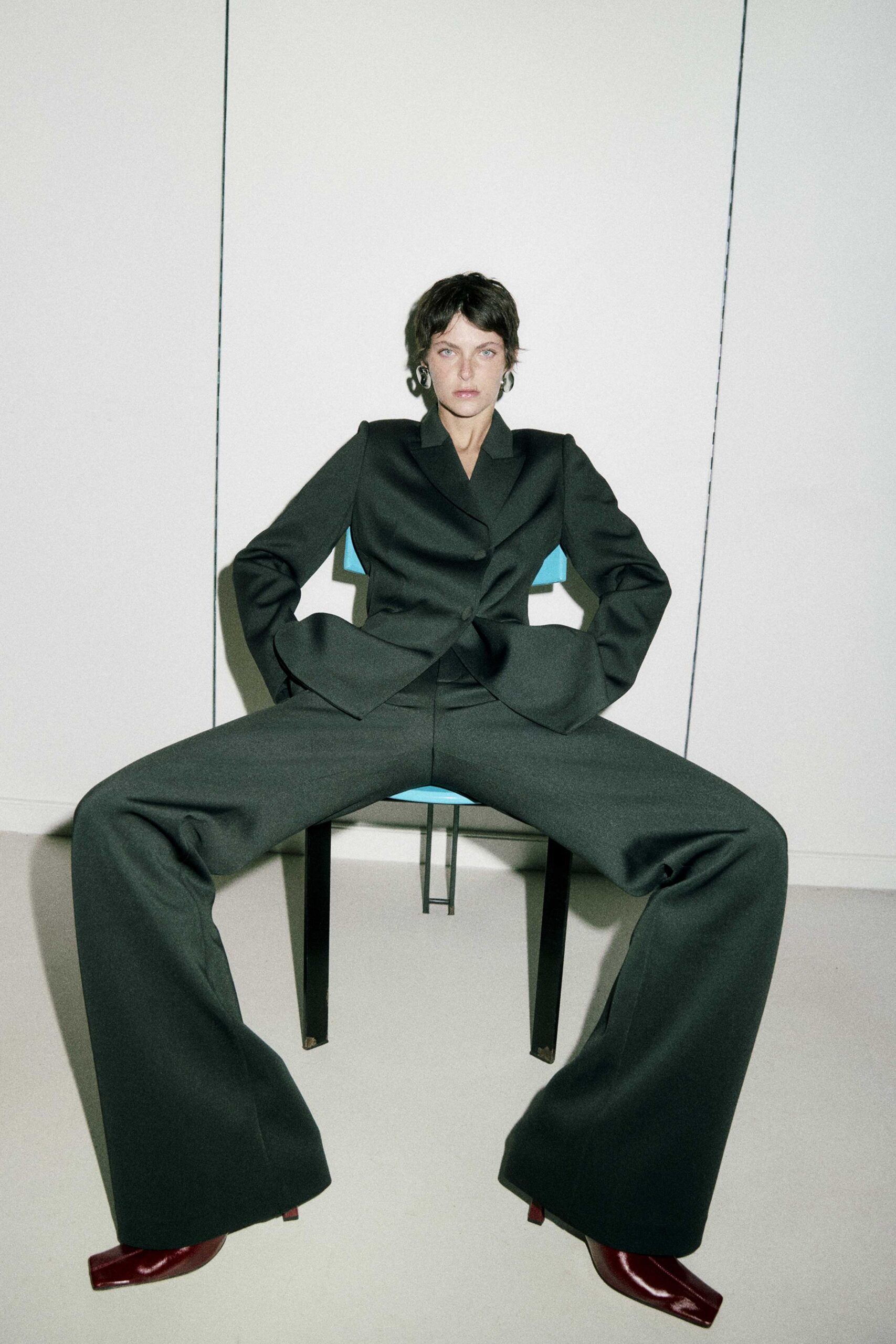 black wool long-sleeve collared tailored flared suit