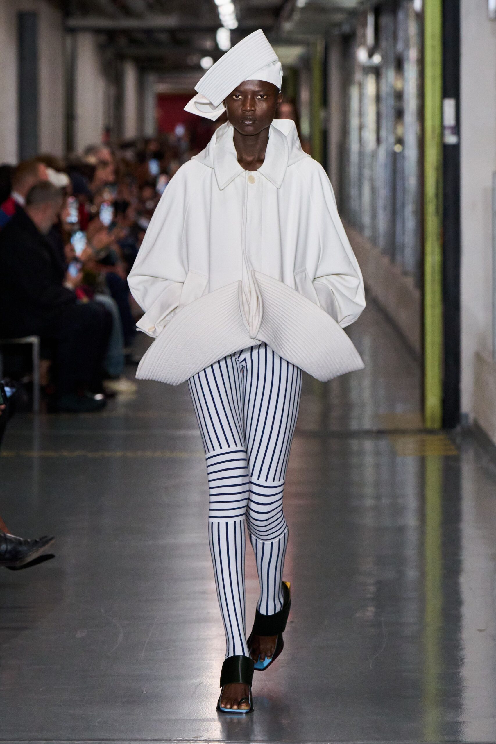 white cotton long-sleeve collared relaxed pleated jacket
